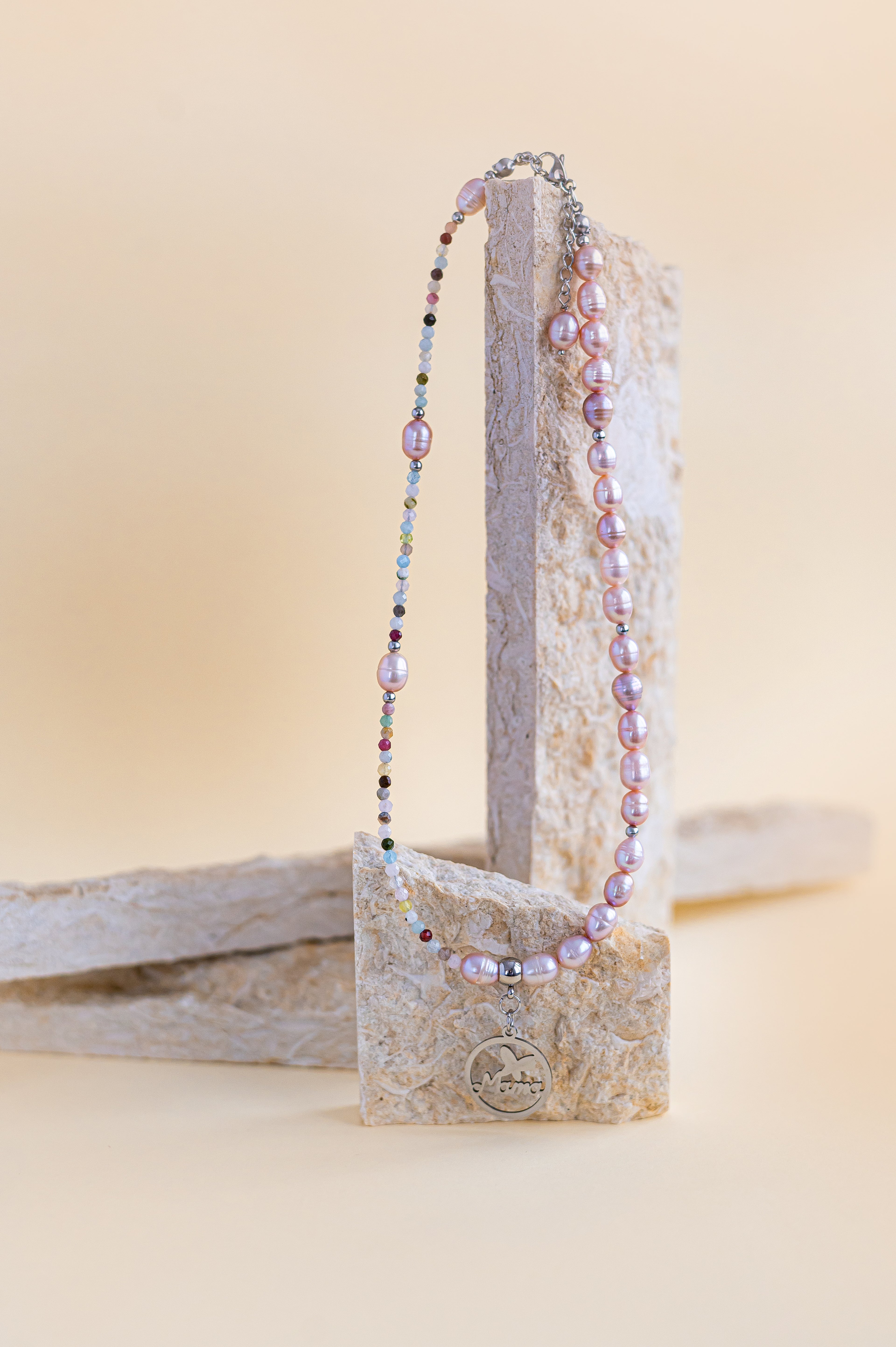 Нежно късо колие с перли "МАМА"