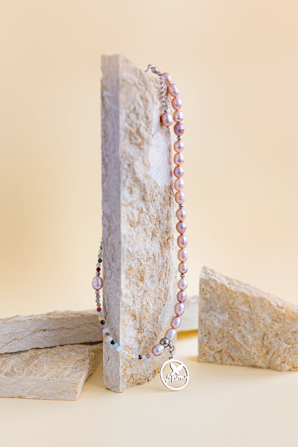 Нежно късо колие с перли "МАМА"