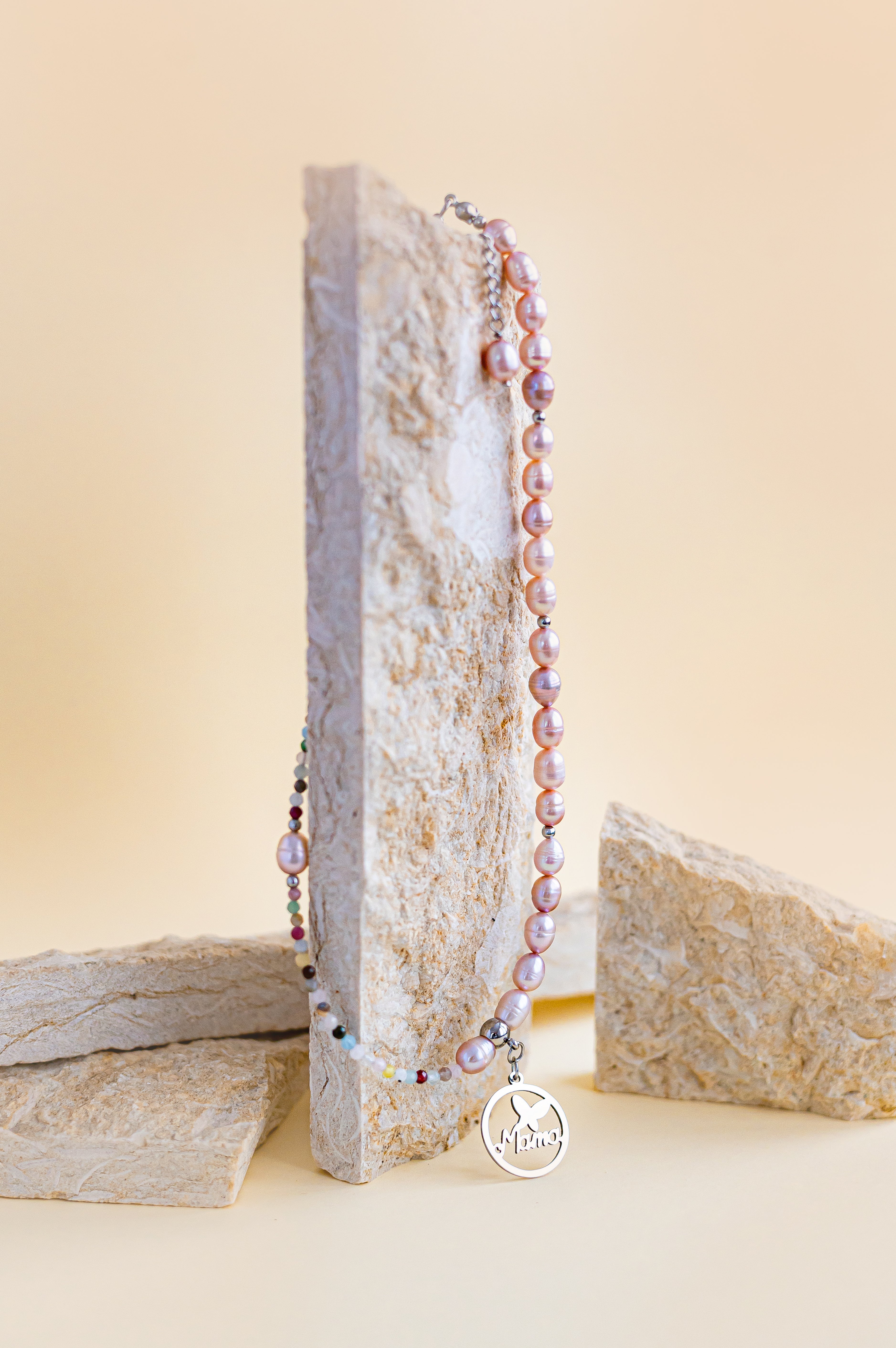 Нежно късо колие с перли "МАМА"