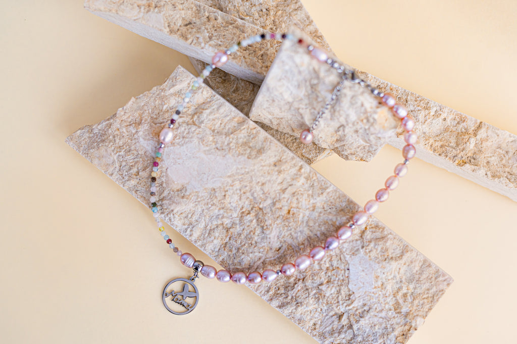 Нежно късо колие с перли "МАМА"