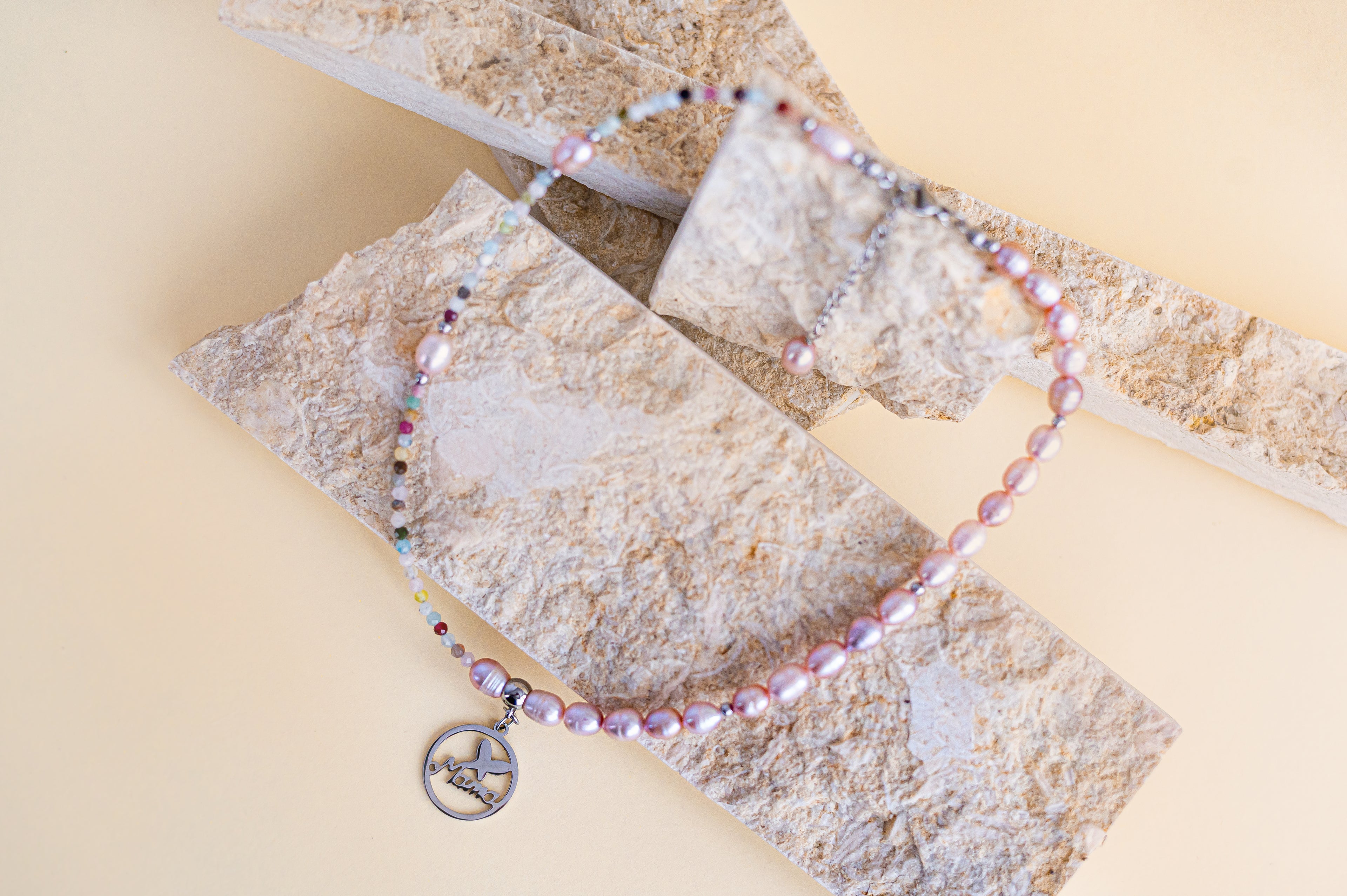 Нежно късо колие с перли "МАМА"