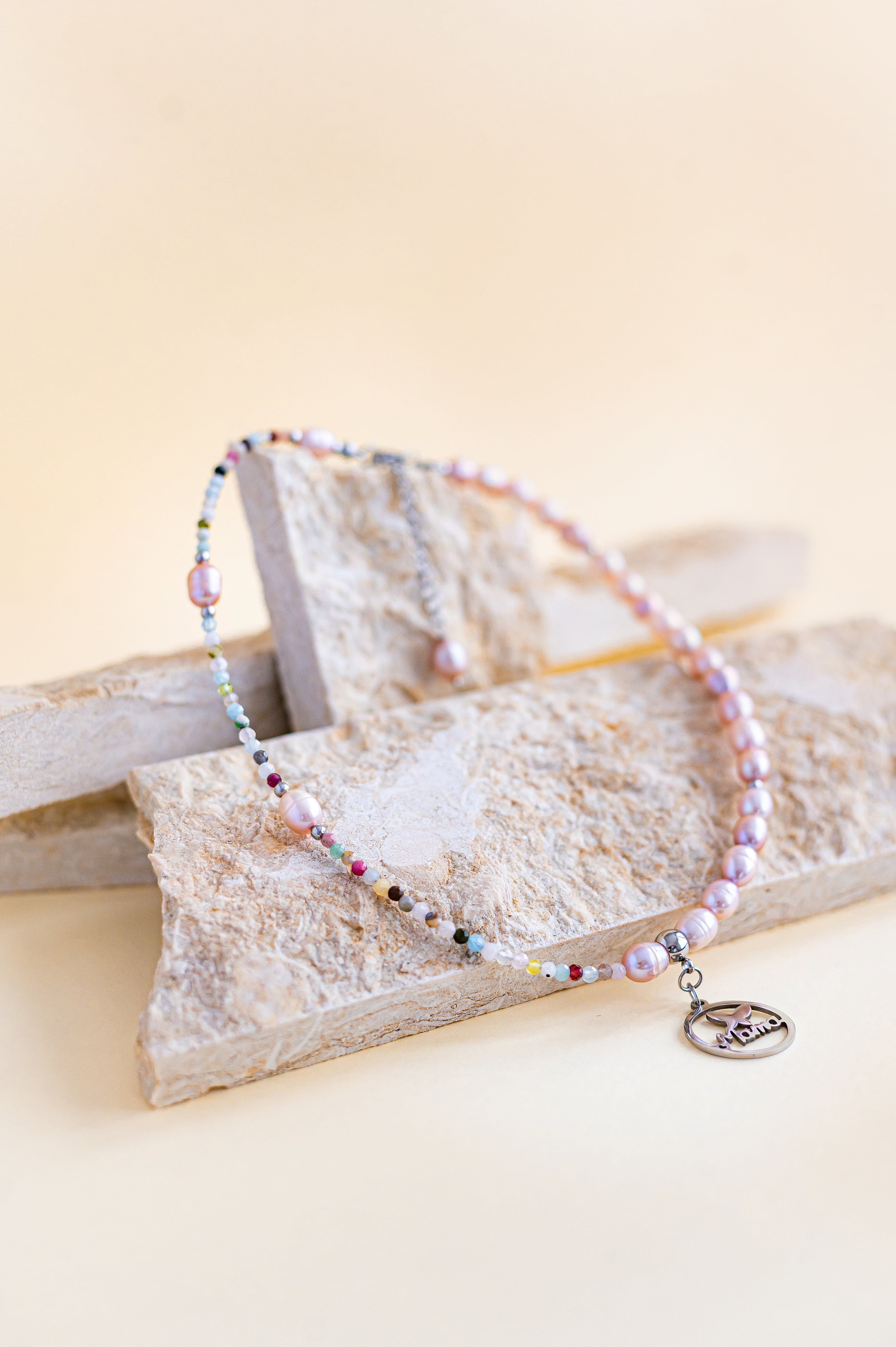 Нежно късо колие с перли "МАМА"