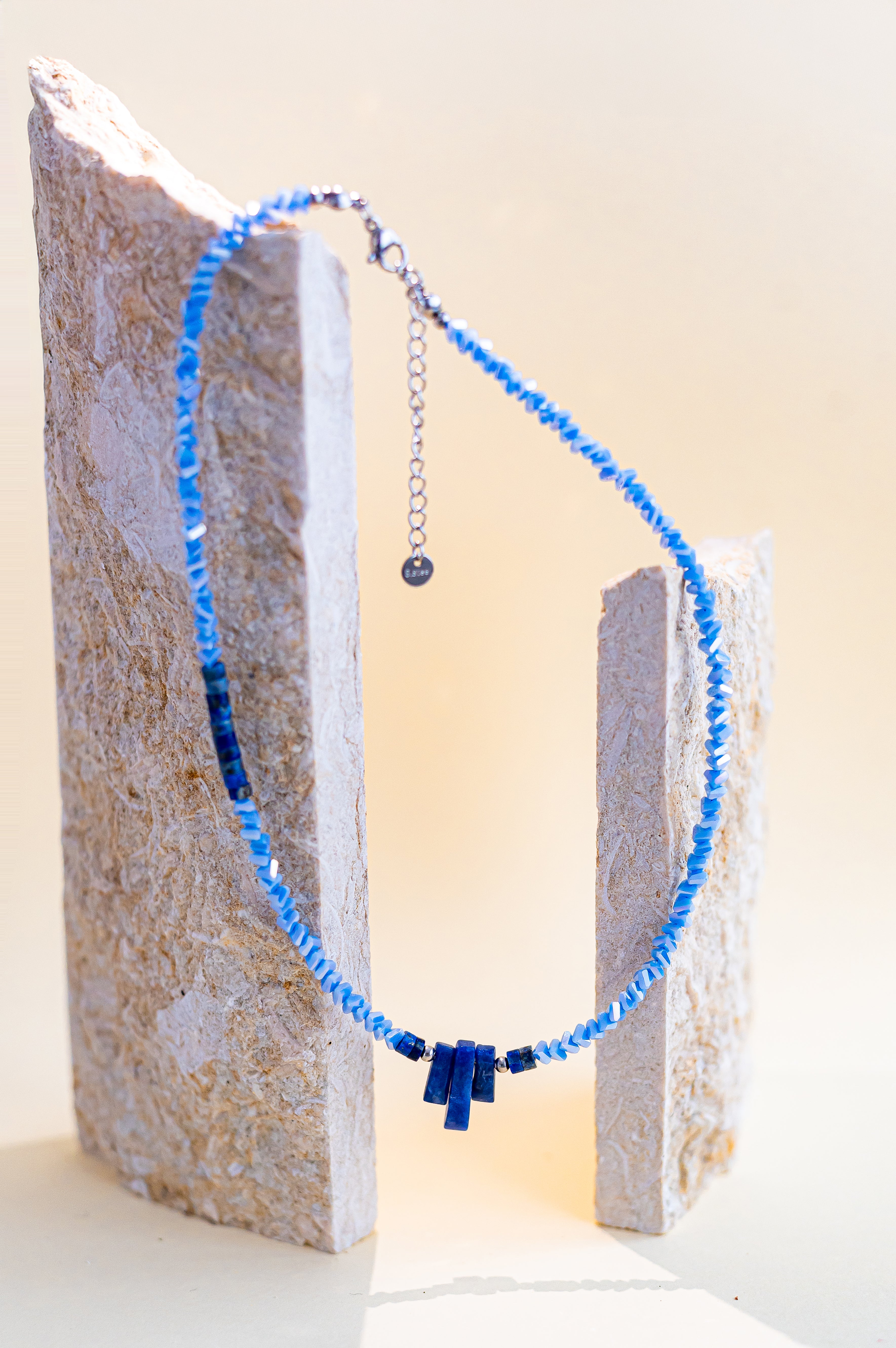 Късо колие с лазурит (лапис лазули) и нежни кристали