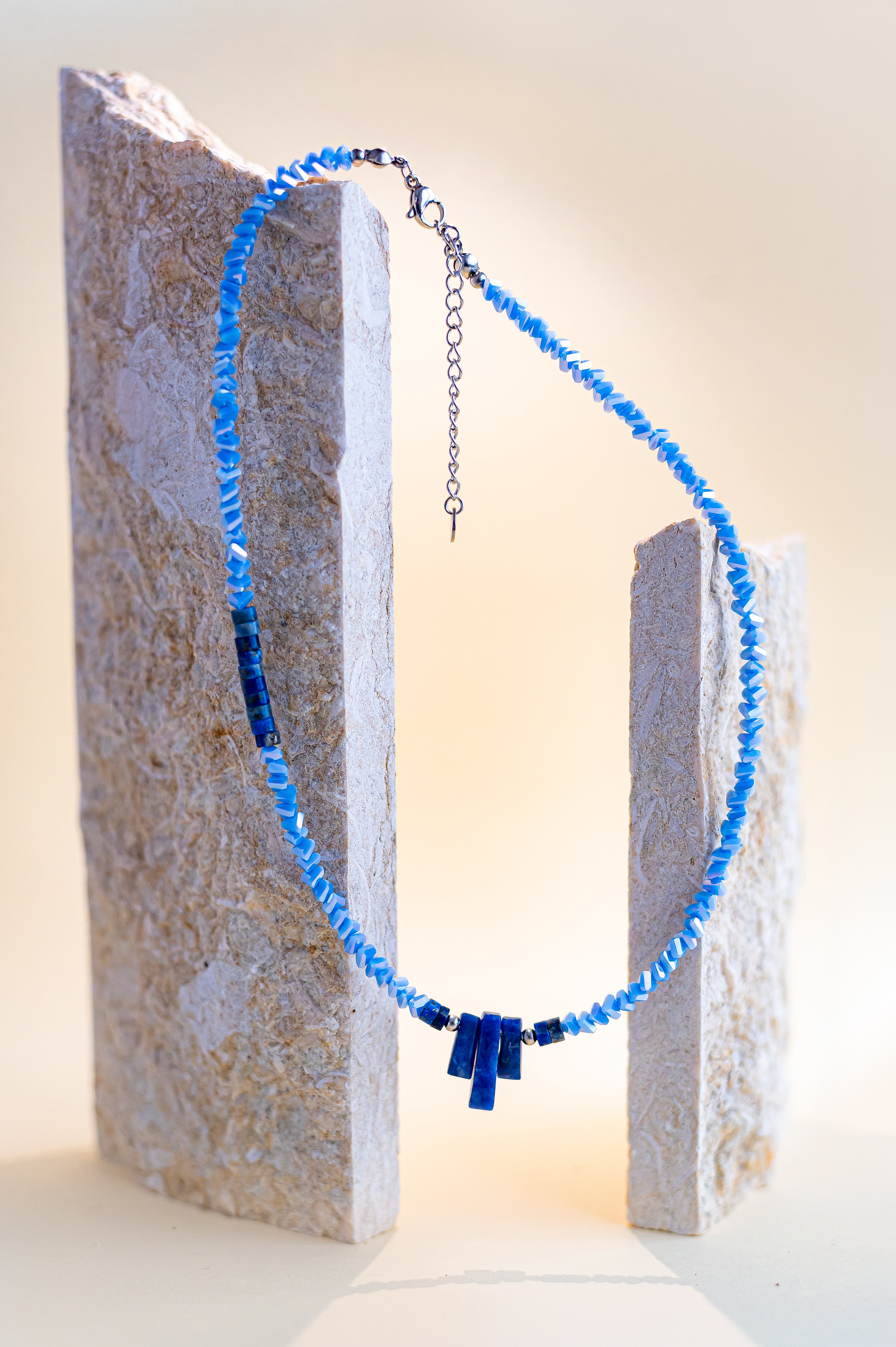 Късо колие с лазурит (лапис лазули) и нежни кристали