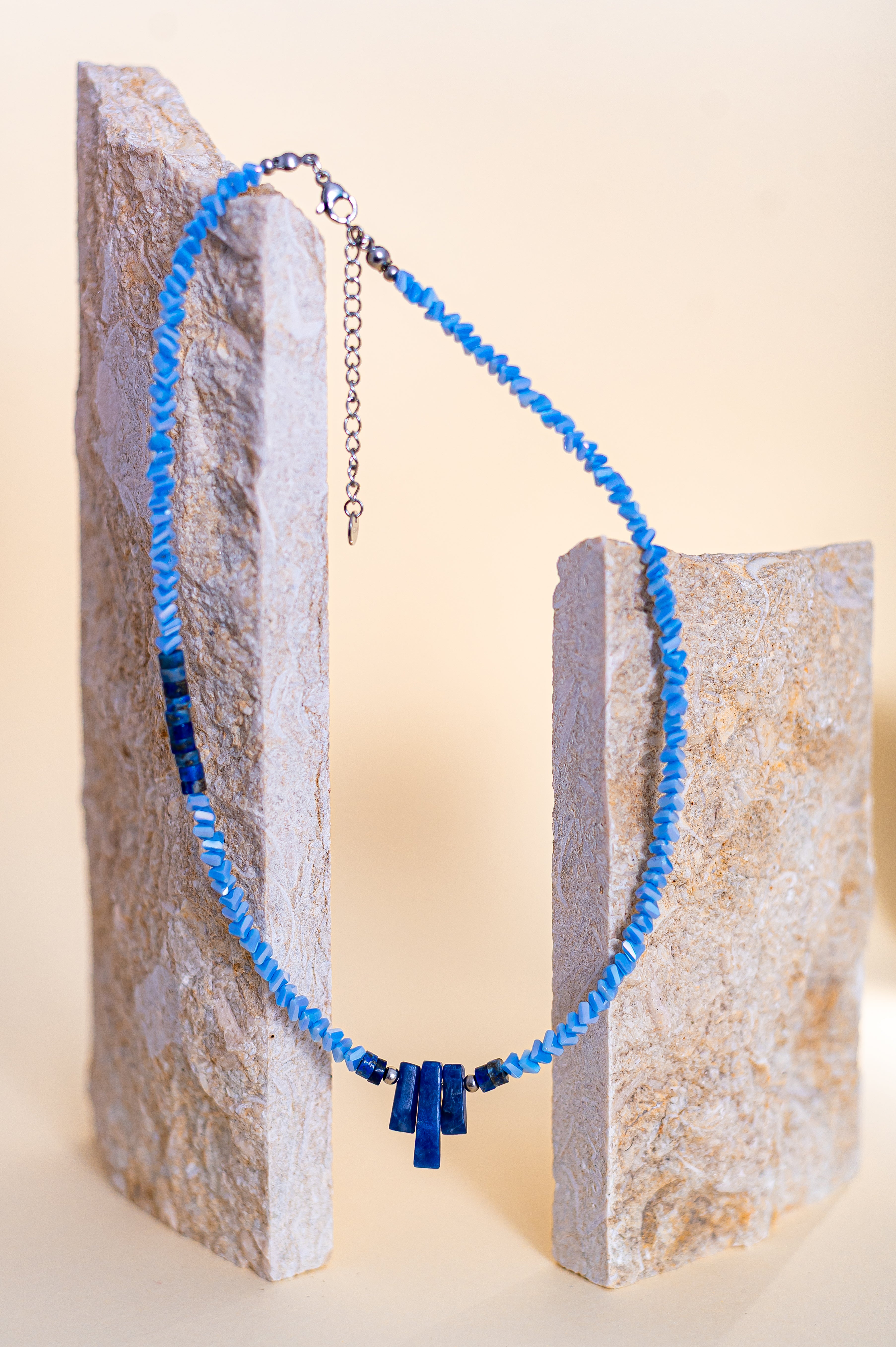 Късо колие с лазурит (лапис лазули) и нежни кристали