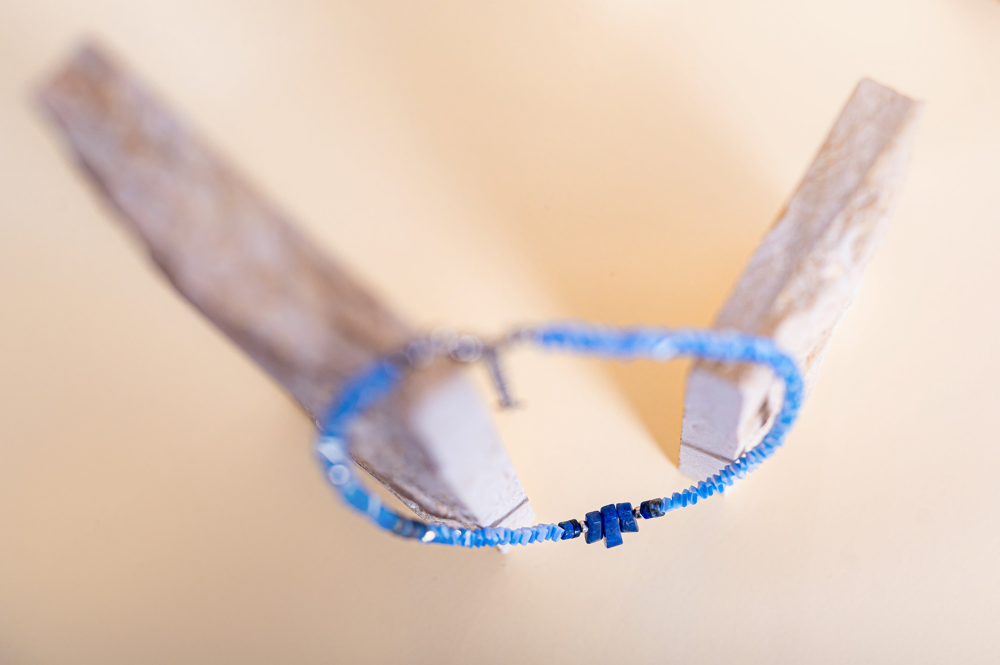 Късо колие с лазурит (лапис лазули) и нежни кристали