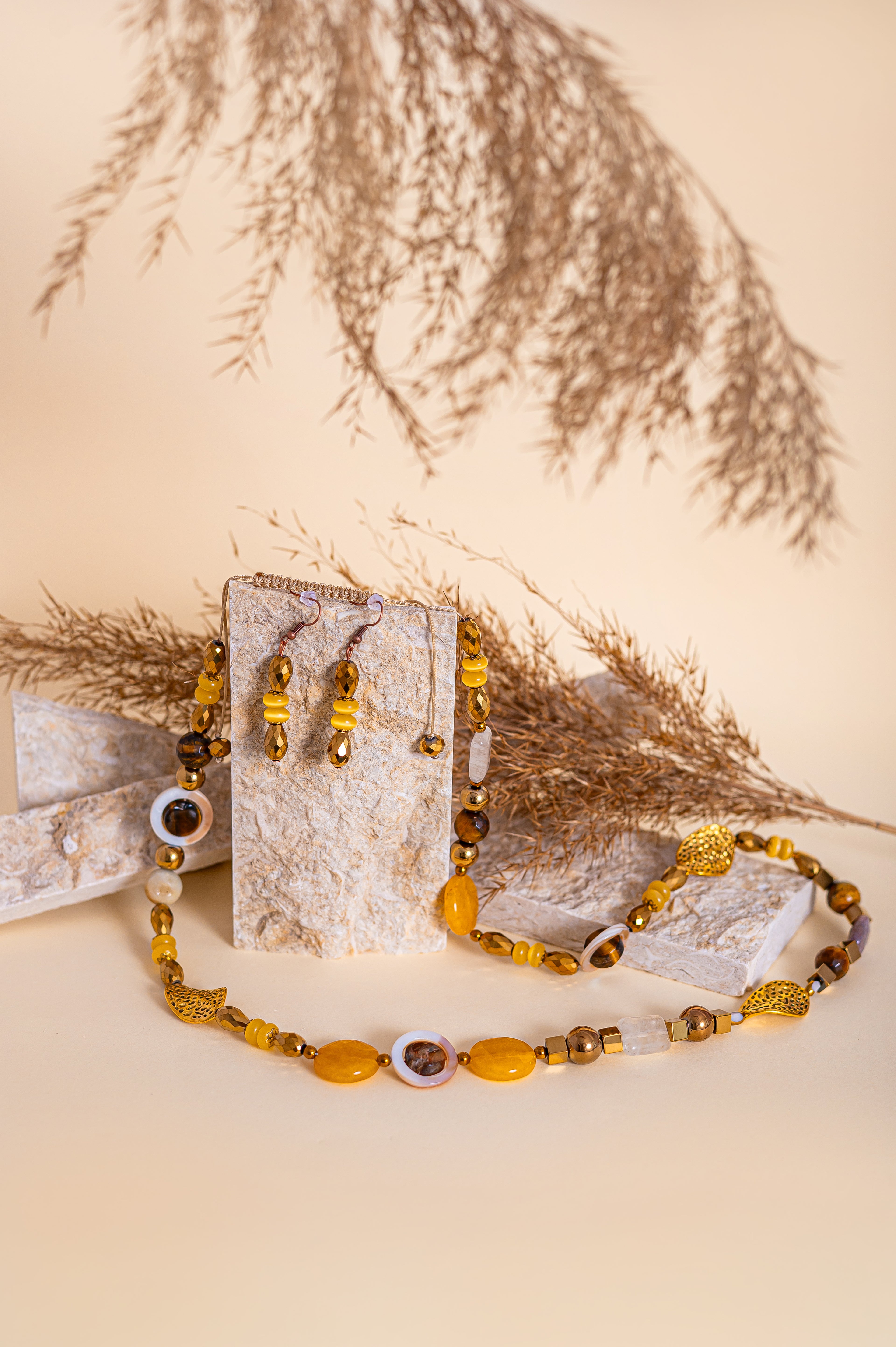 Комплект колие и обеци с естествени камъни