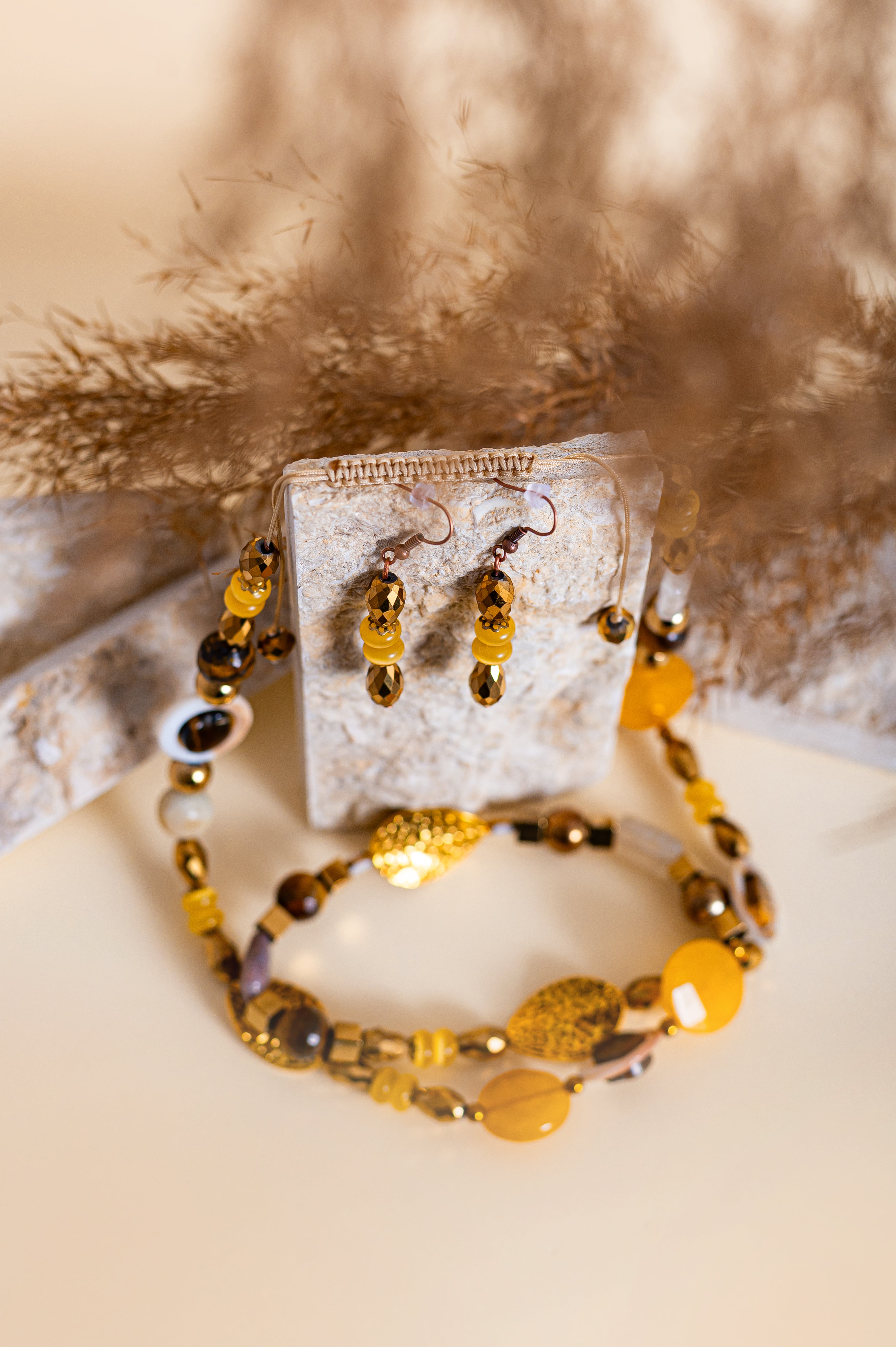 Комплект колие и обеци с естествени камъни