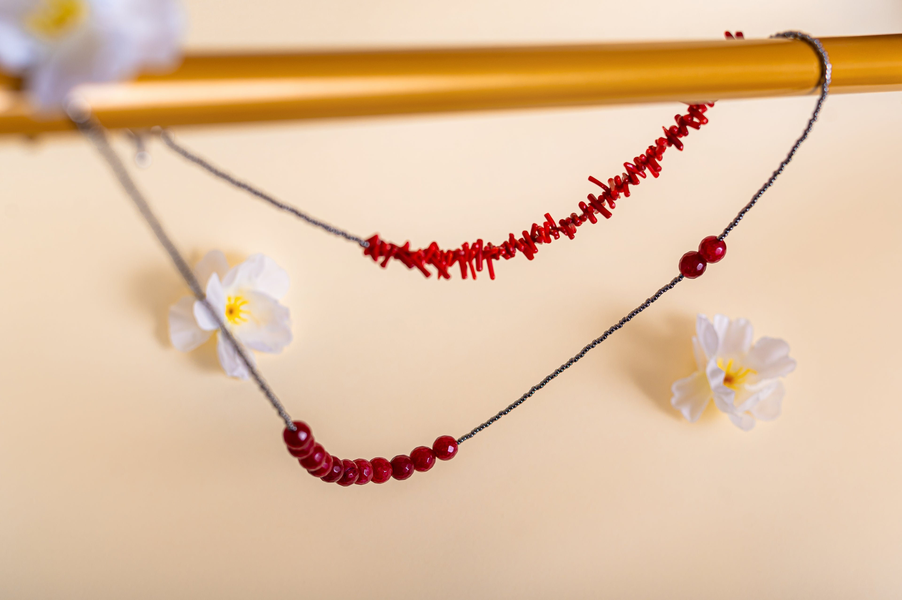 Дълго колие с корал и червен кварц