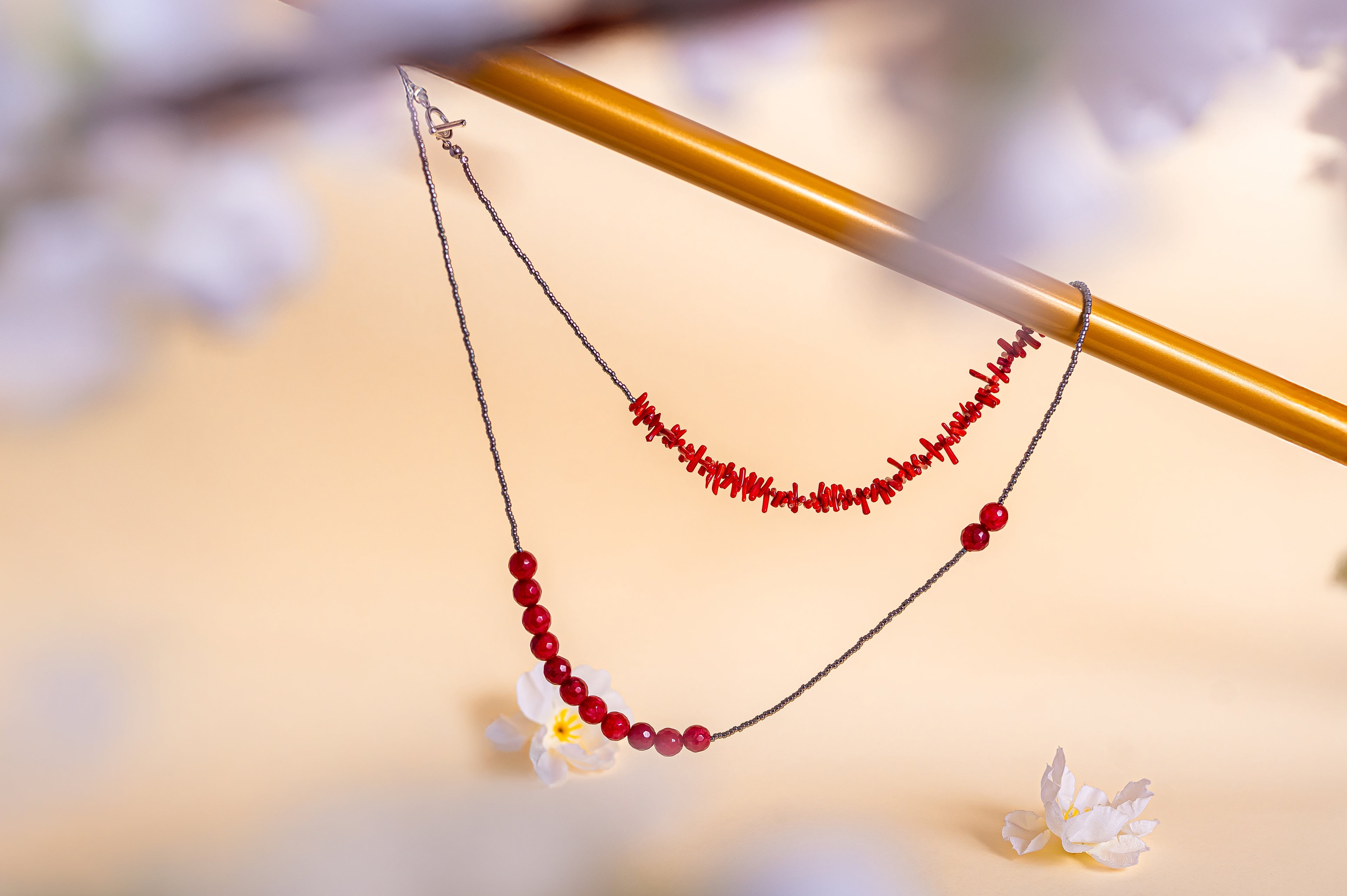 Дълго колие с корал и червен кварц