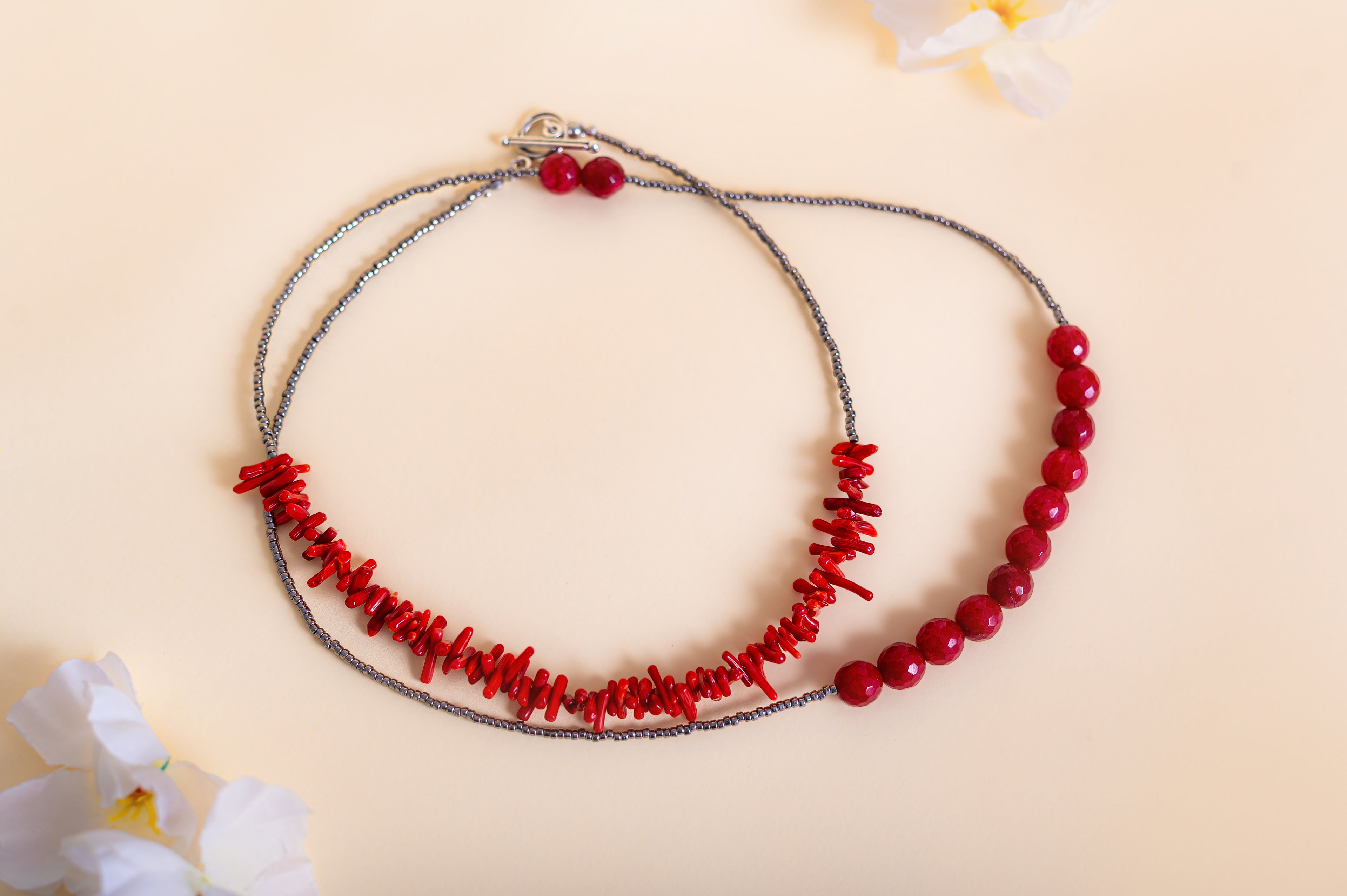 Дълго колие с корал и червен кварц