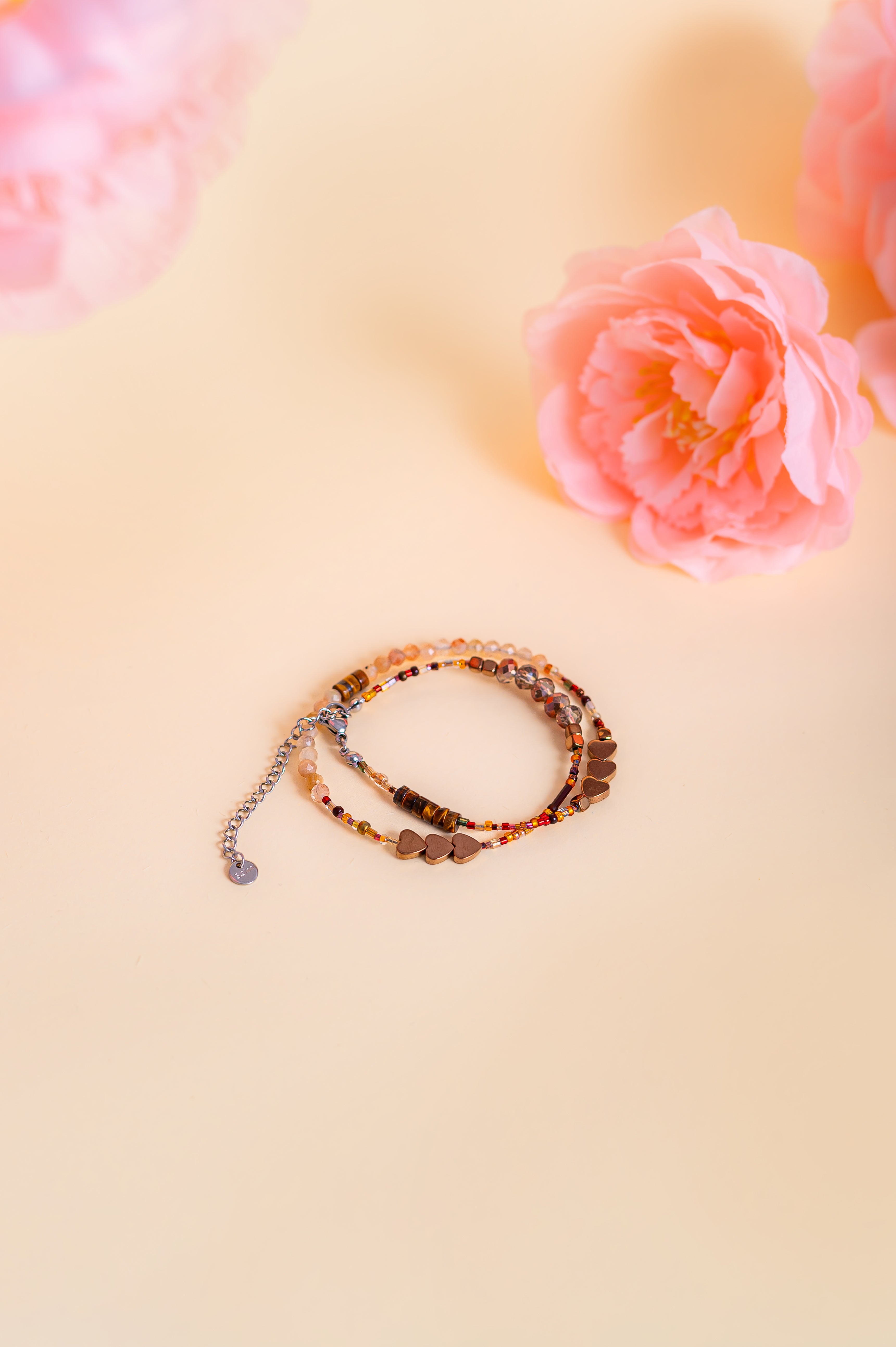 Нежна двойна гривна с естествени камъни за хармония