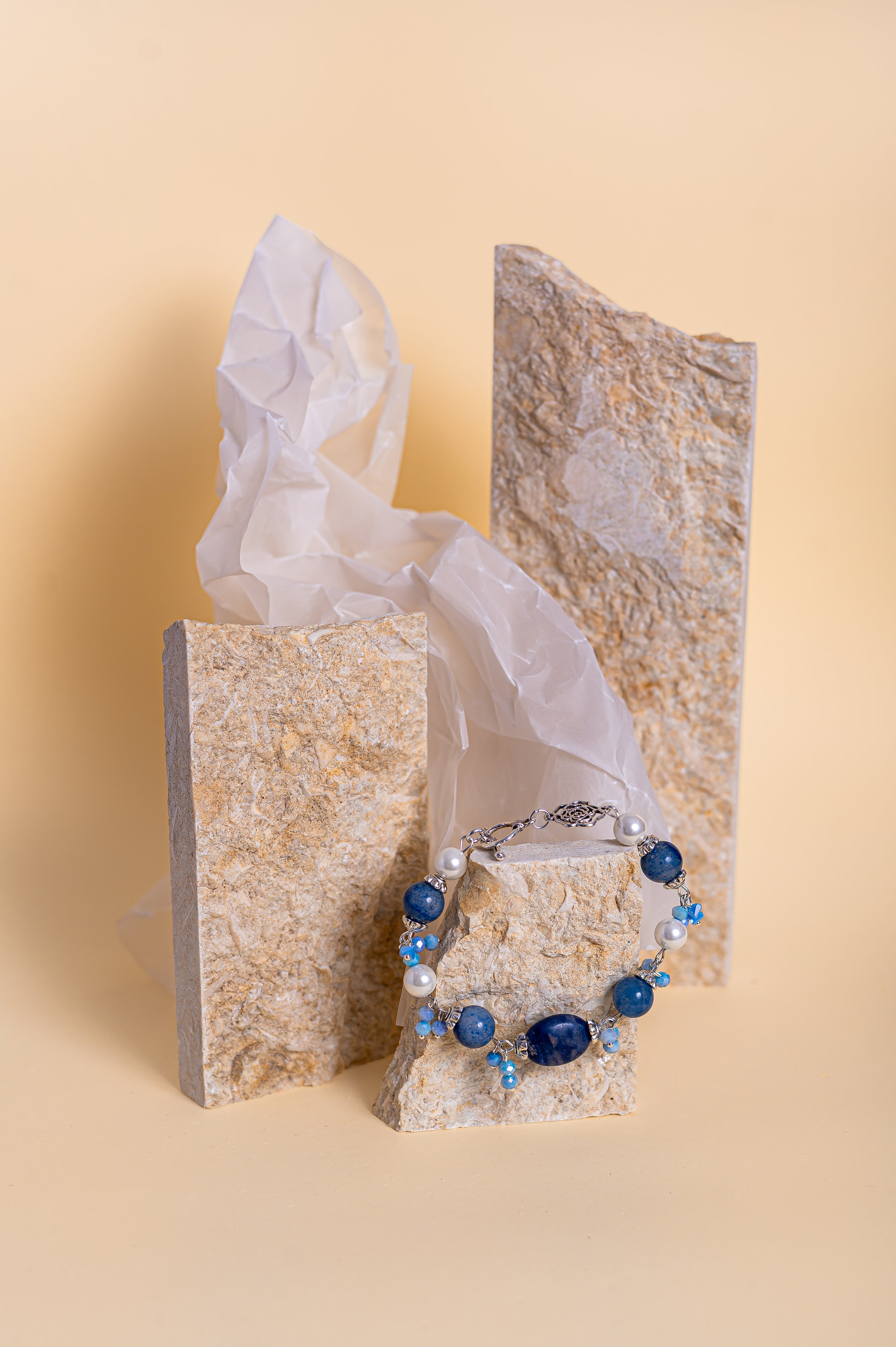 Ръчно изработена гривна с перли, лазурит (лапис лазули) и син кварц