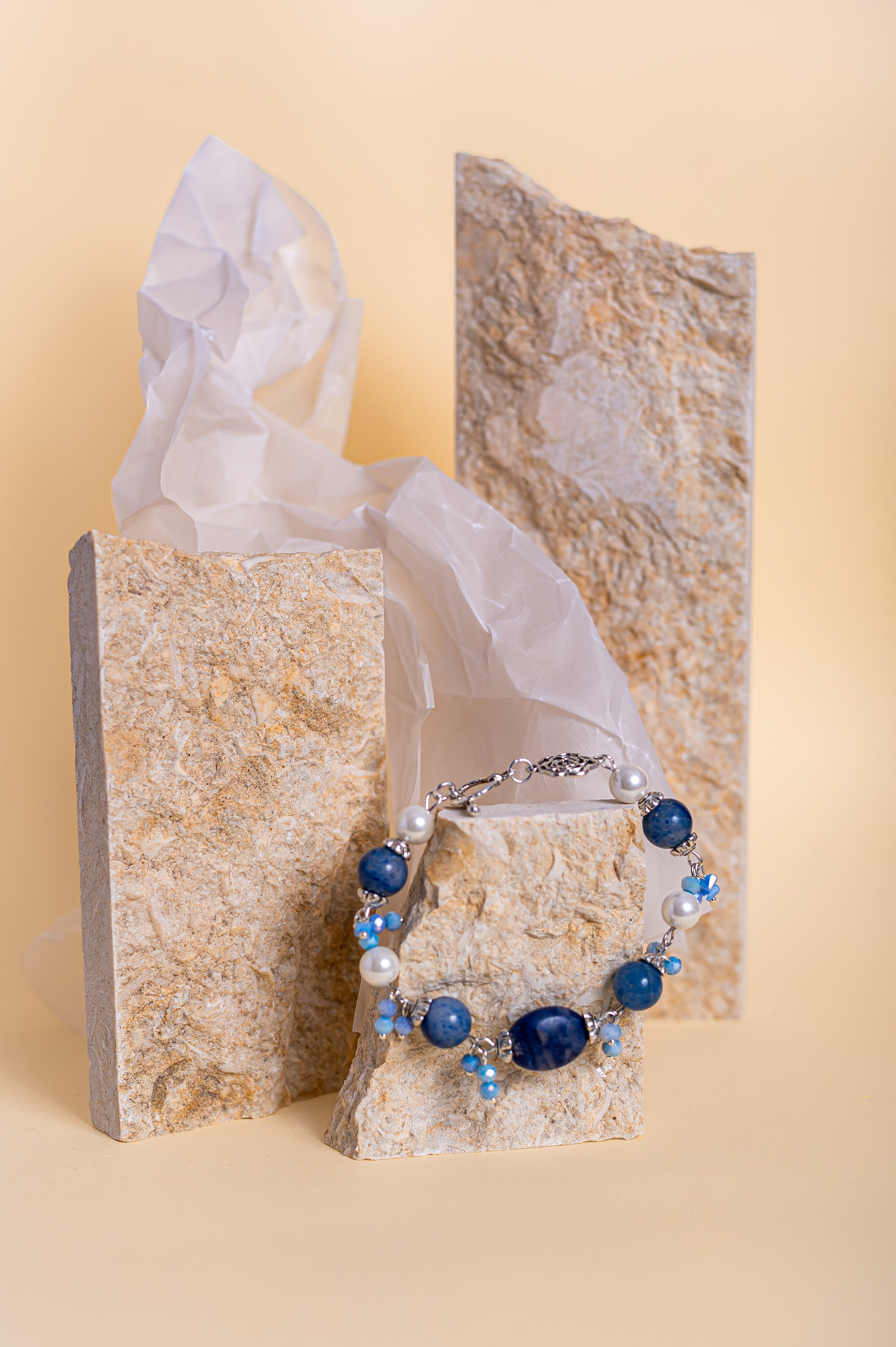 Ръчно изработена гривна с перли, лазурит (лапис лазули) и син кварц