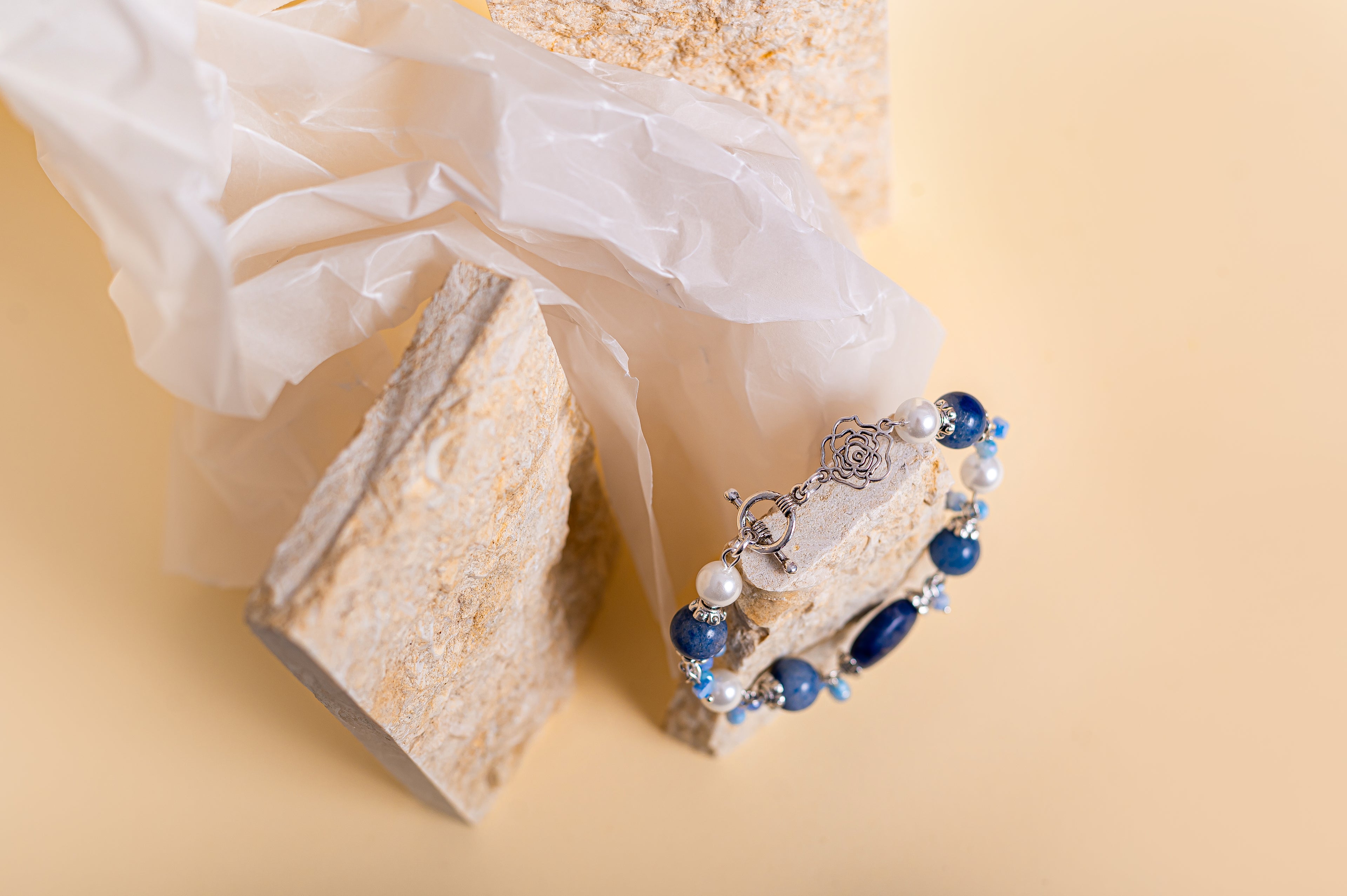 Ръчно изработена гривна с перли, лазурит (лапис лазули) и син кварц