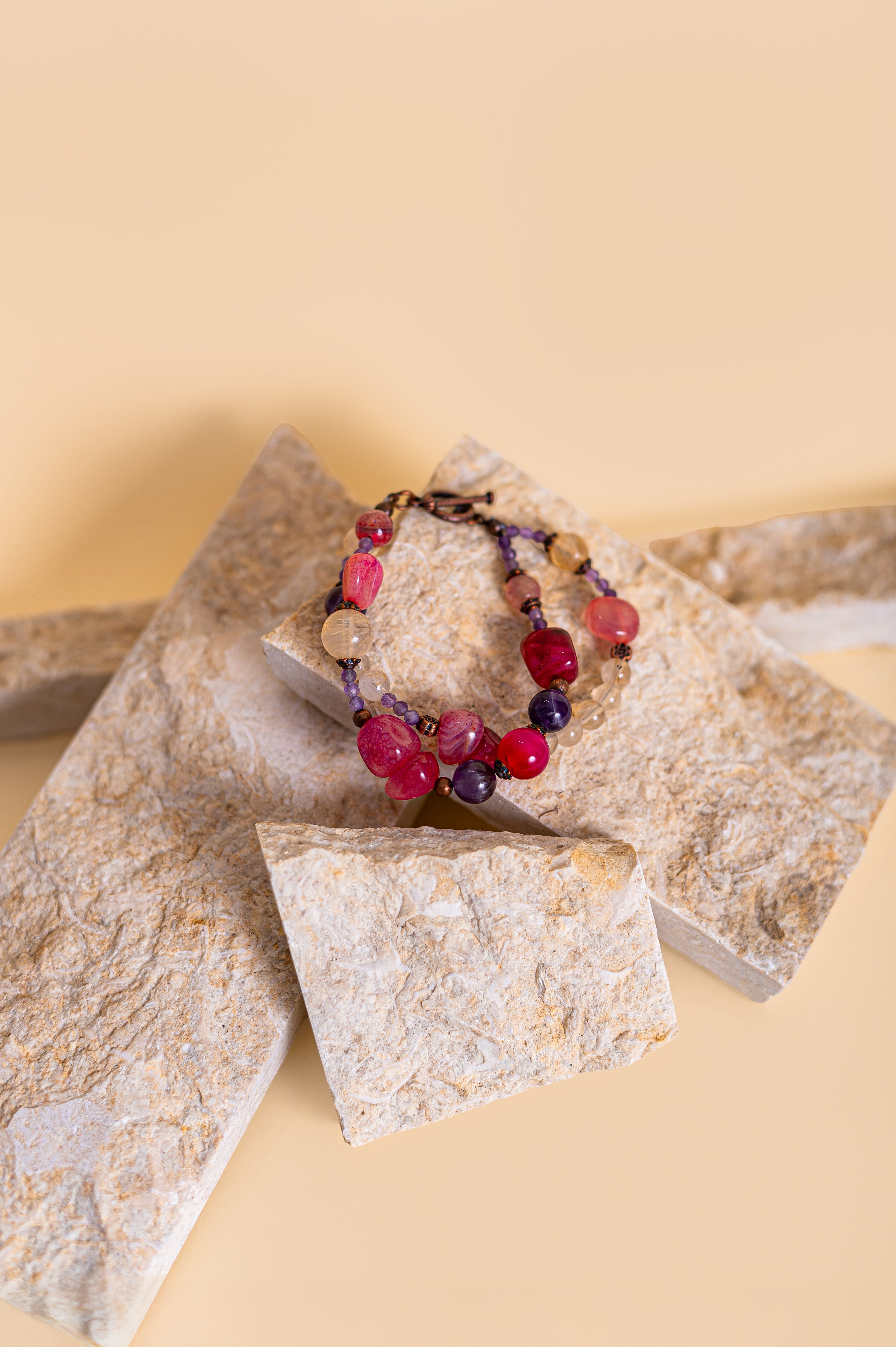 Двойна гривна с естествени камъни за сила и вътрешен мир