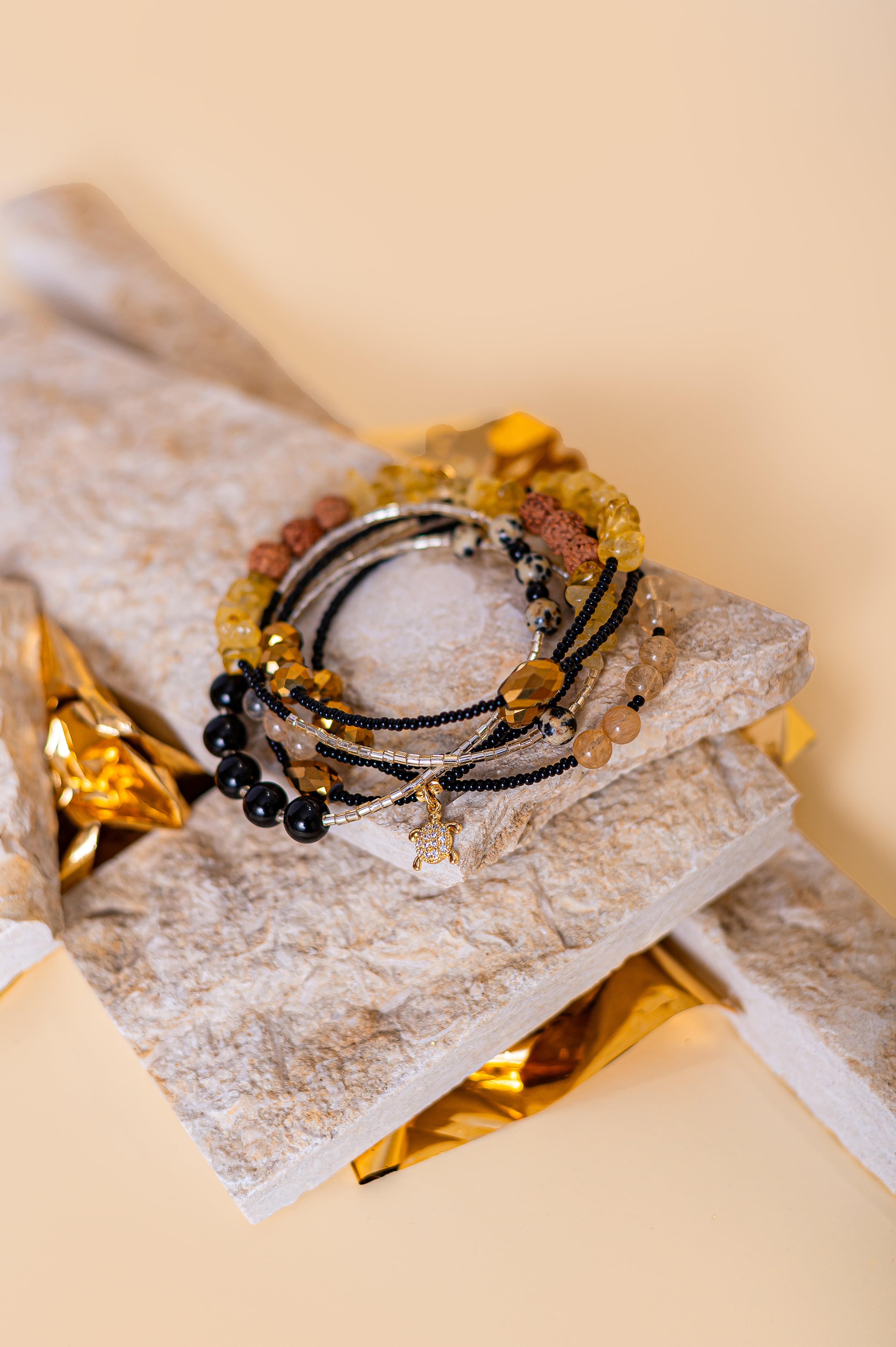 Колие/Гривна с естествени камъни за баланс и защита