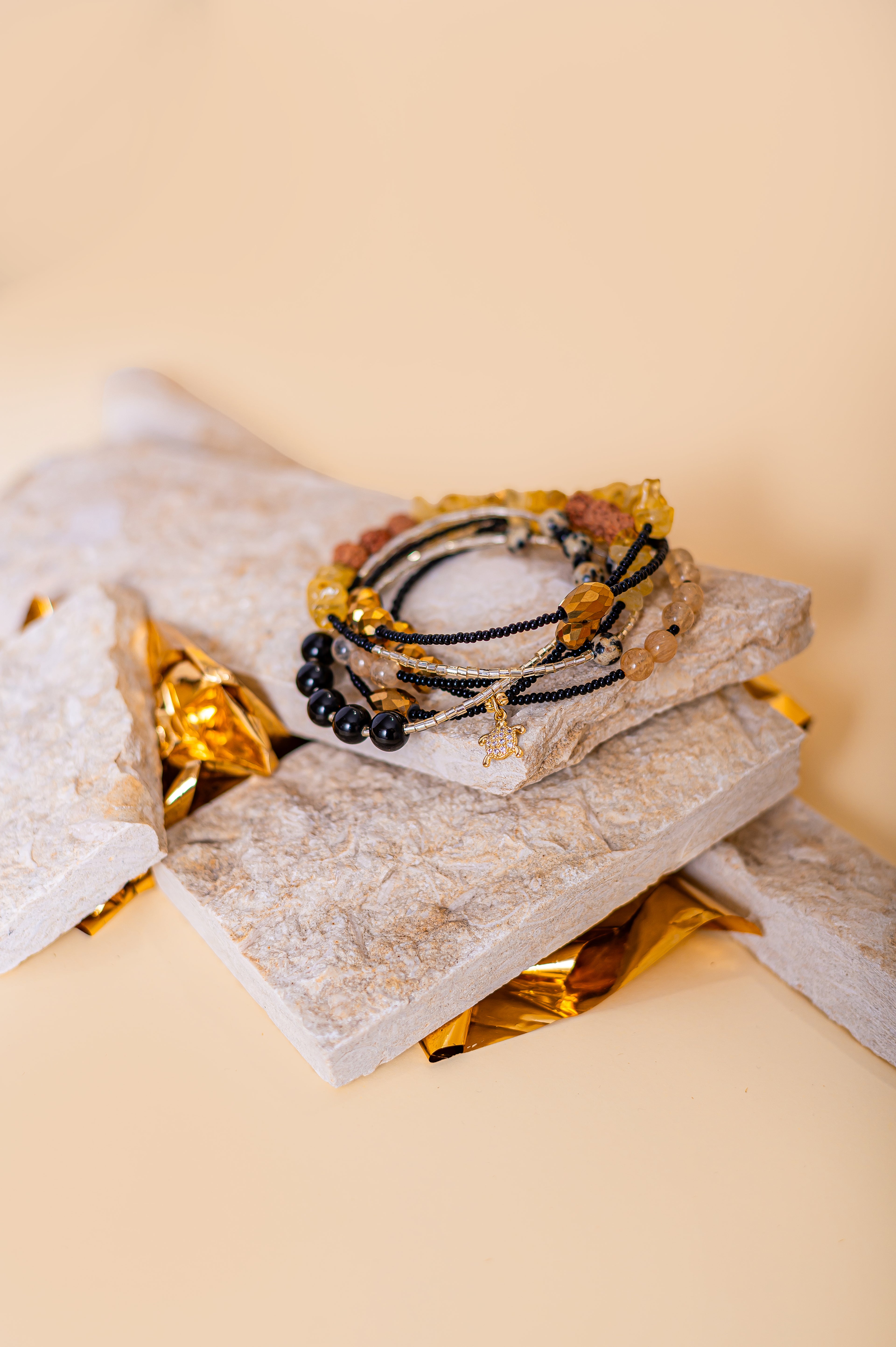 Колие/Гривна с естествени камъни за баланс и защита