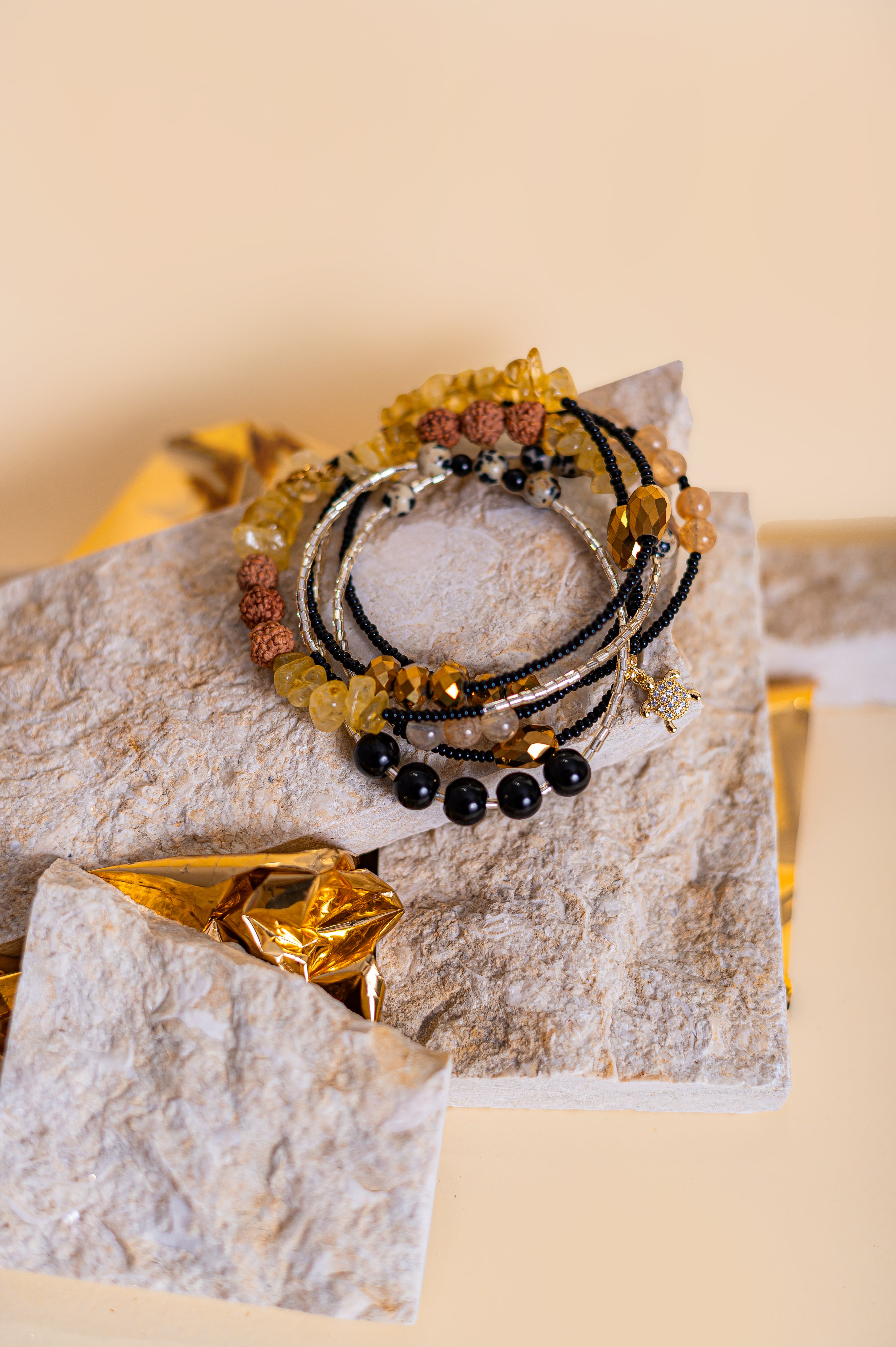 Колие/Гривна с естествени камъни за баланс и защита