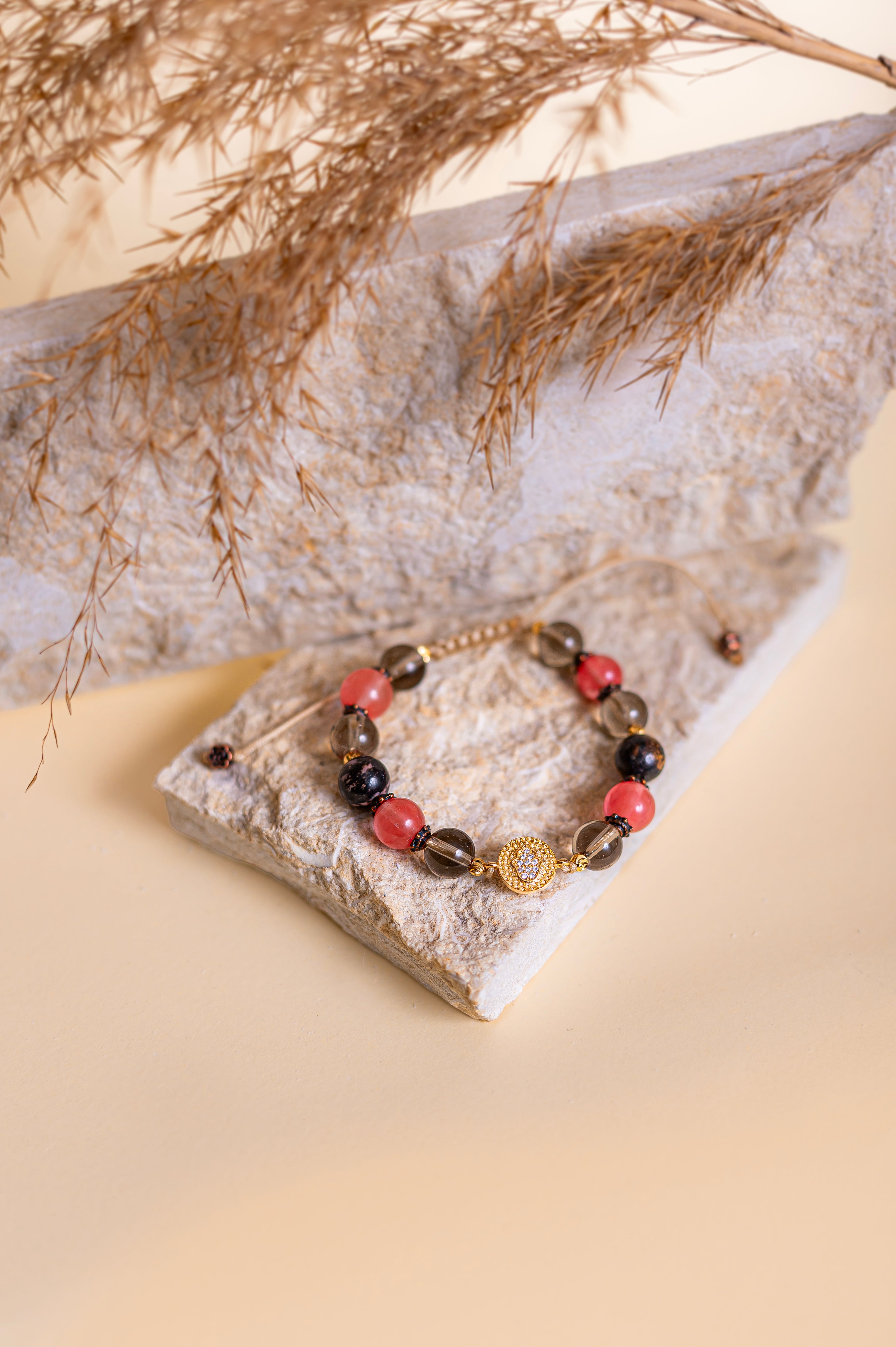 Гривна „Сияние и защита“ с опушен, черешов кварц и родонит