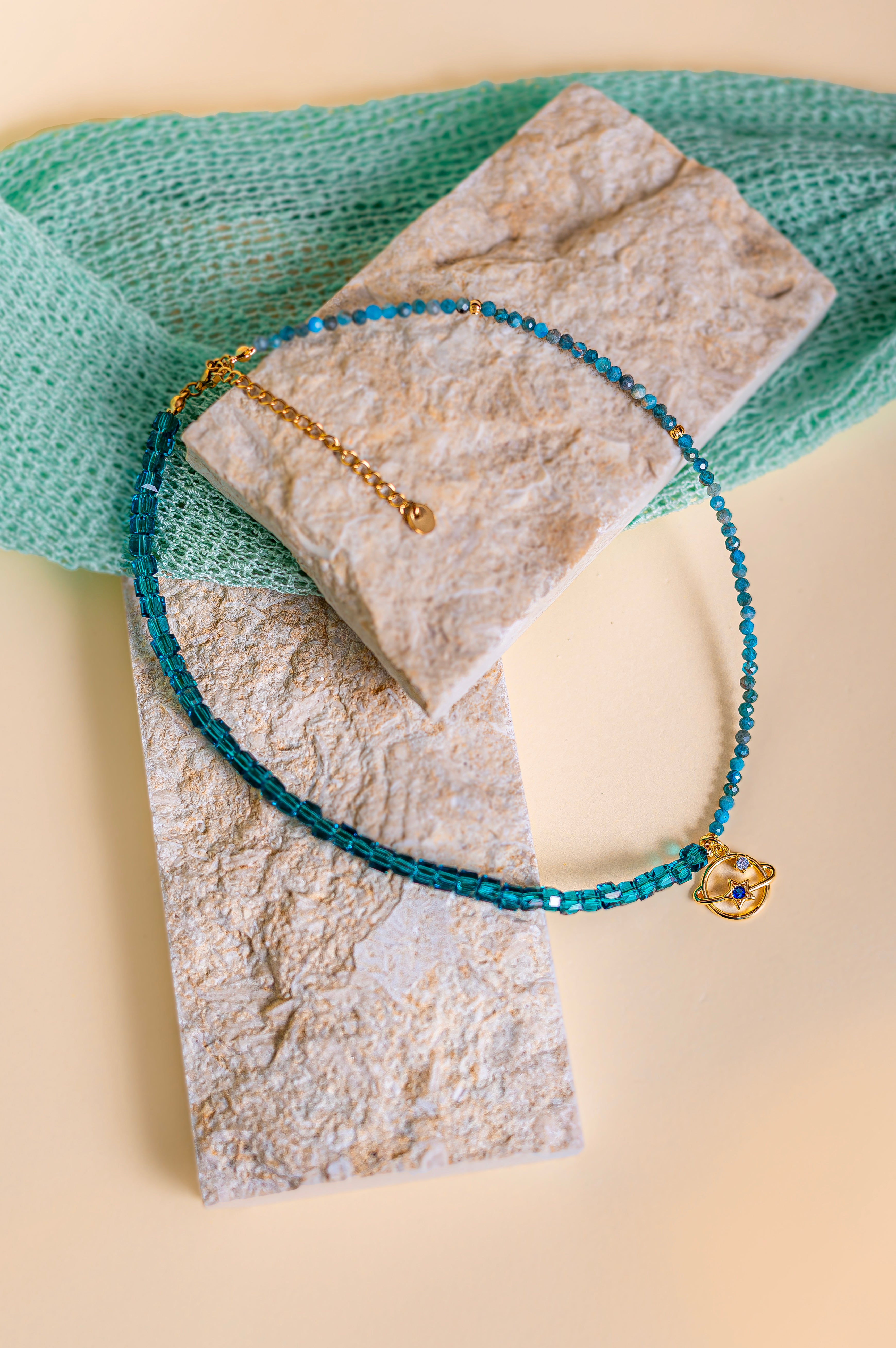 „Баланс и защита всеки ден“ - колие с апатит и символ Сатурн с цирконий