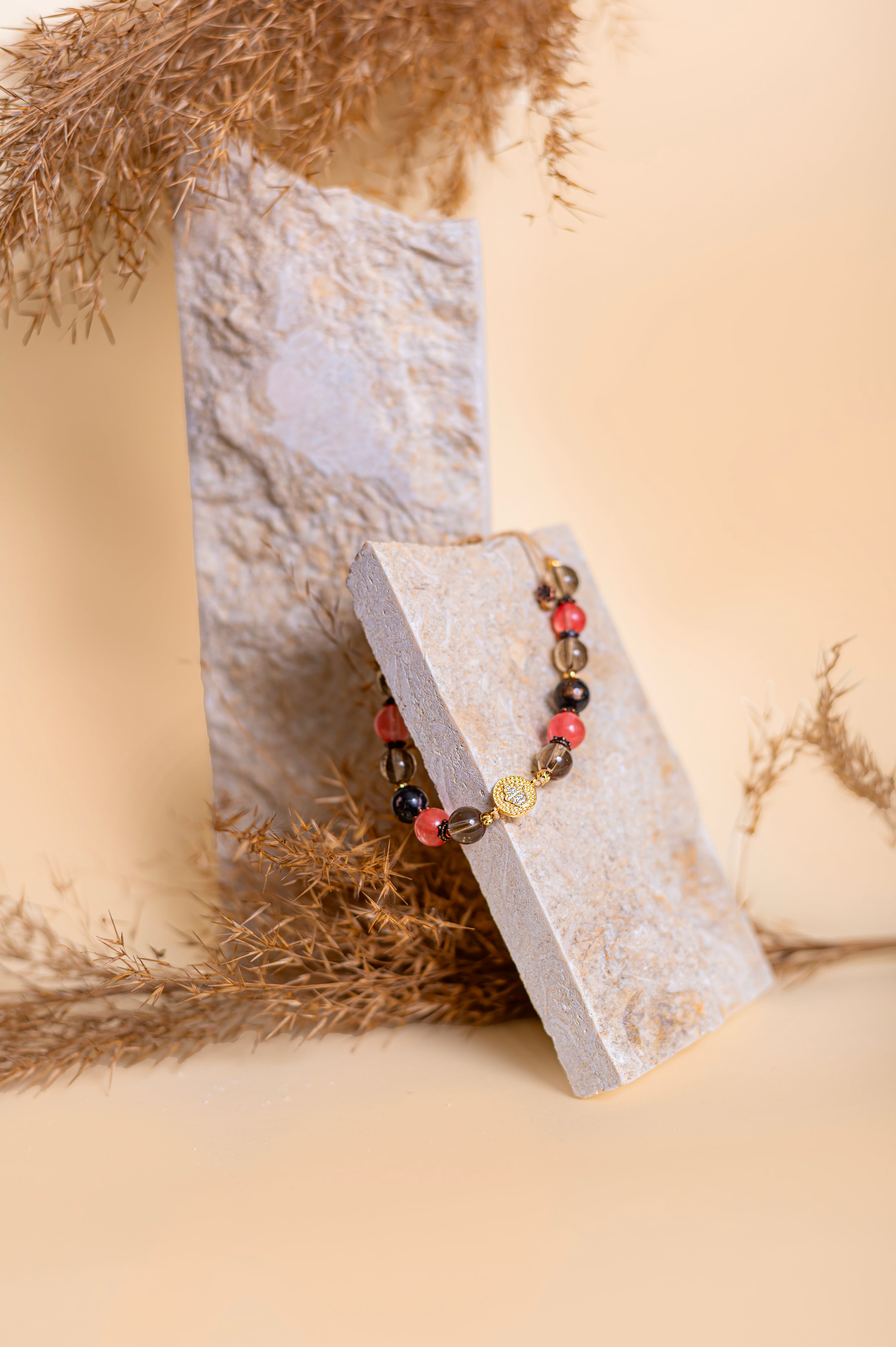 Гривна „Сияние и защита“ с опушен, черешов кварц и родонит