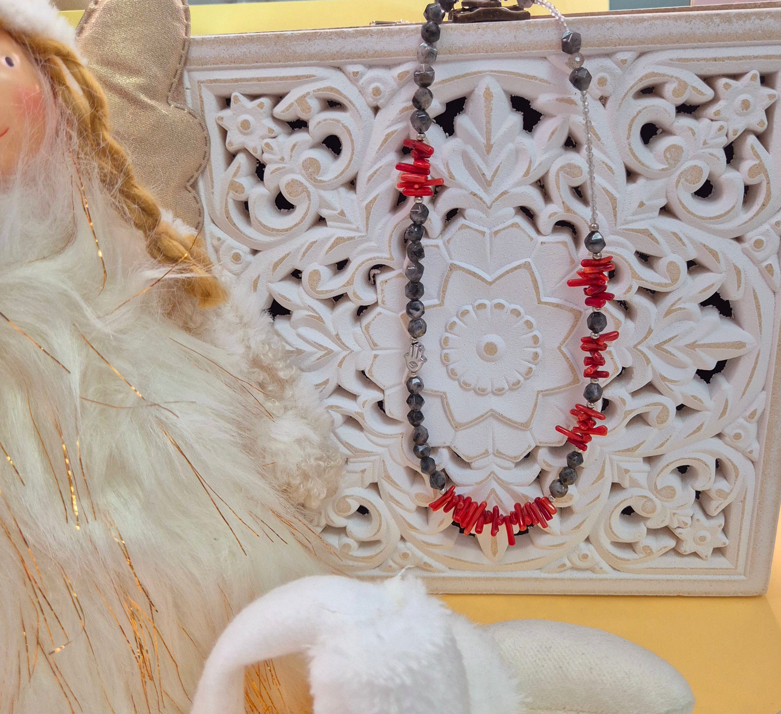 Колие „Пазителят“ с лабрадорит, корал и хематит