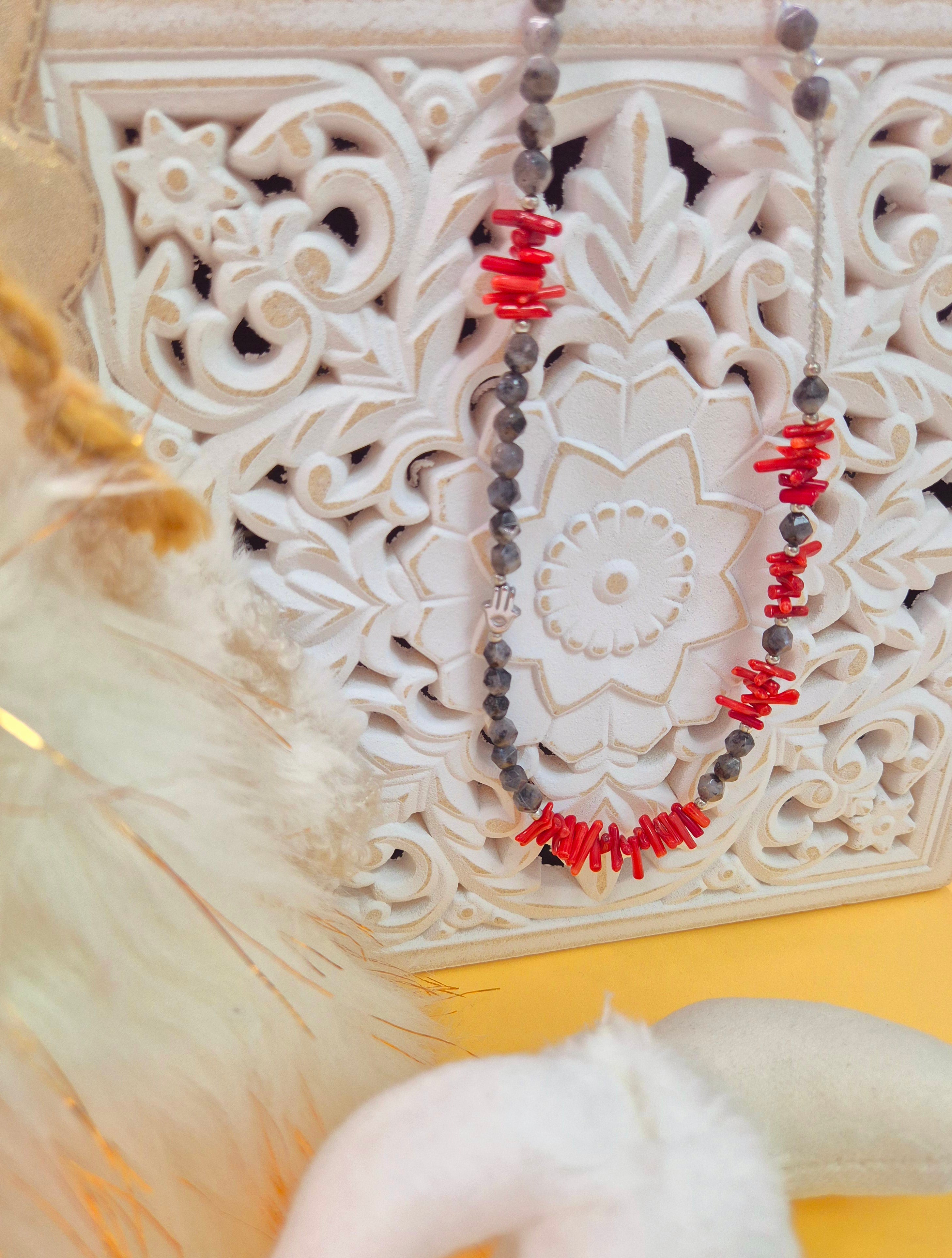 Колие „Пазителят“ с лабрадорит, корал и хематит