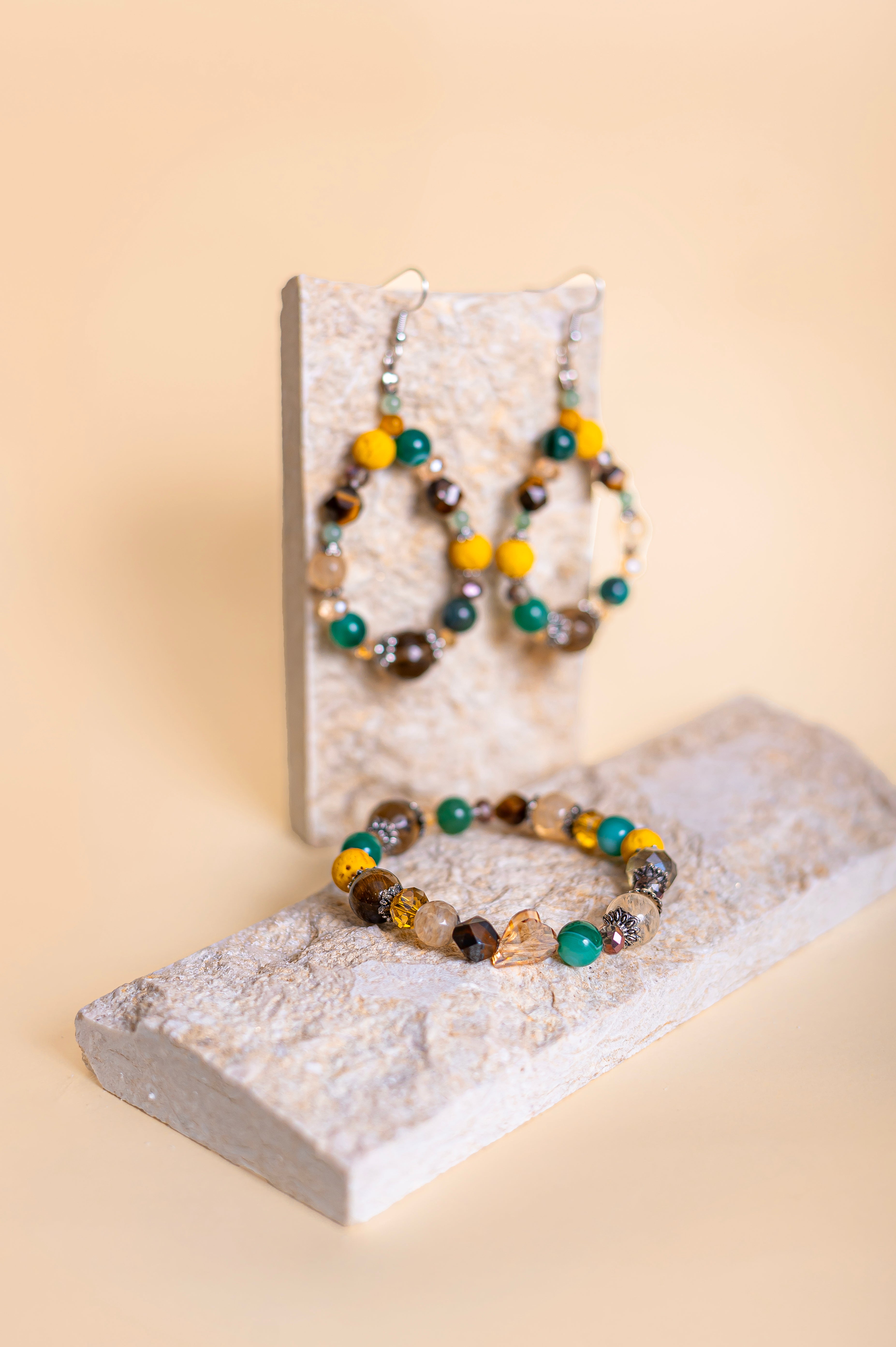 Комплект гривна и обеци „Слънчева радост“ със силни естествени камъни