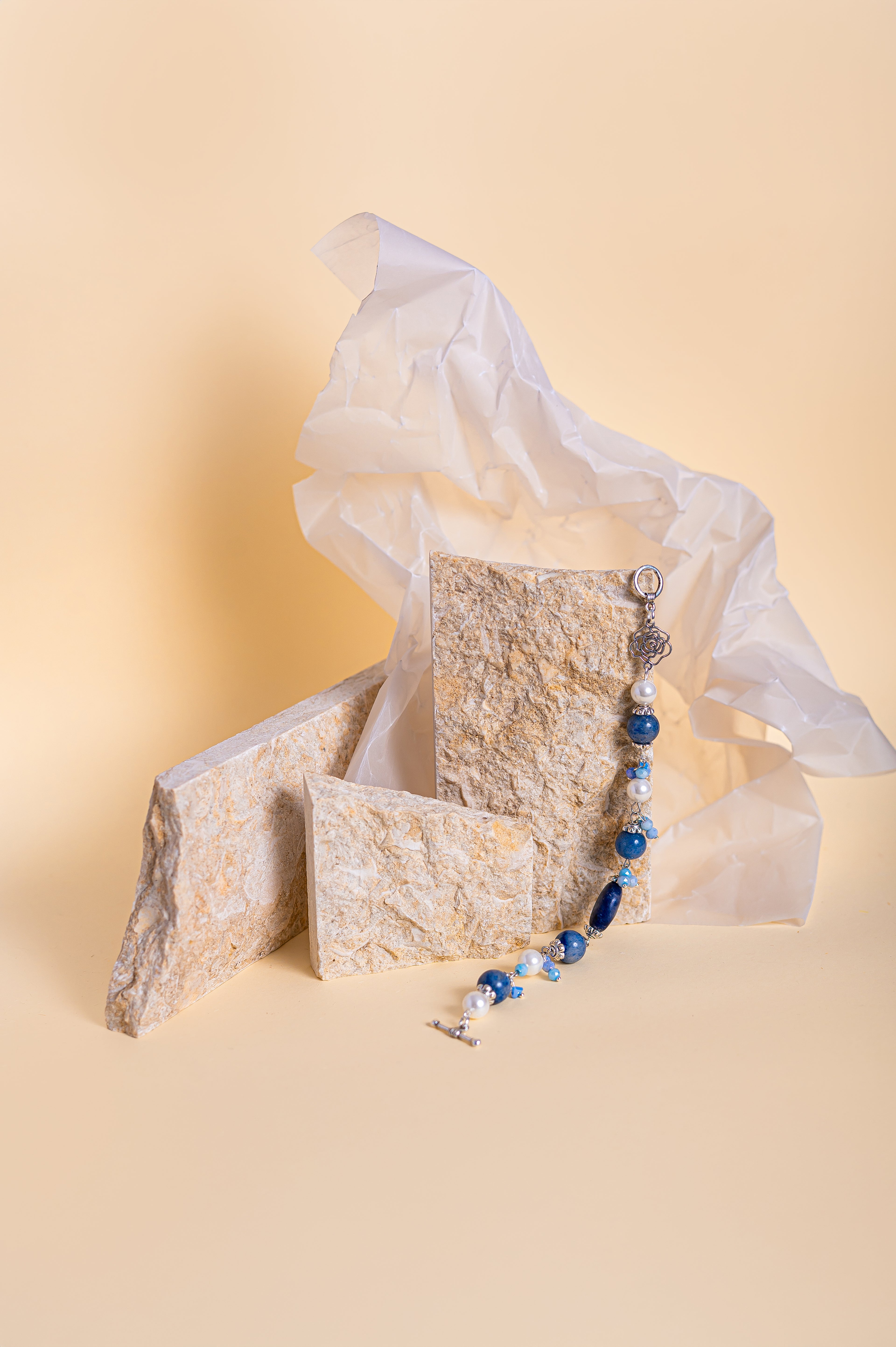 Ръчно изработена гривна с перли, лазурит (лапис лазули) и син кварц