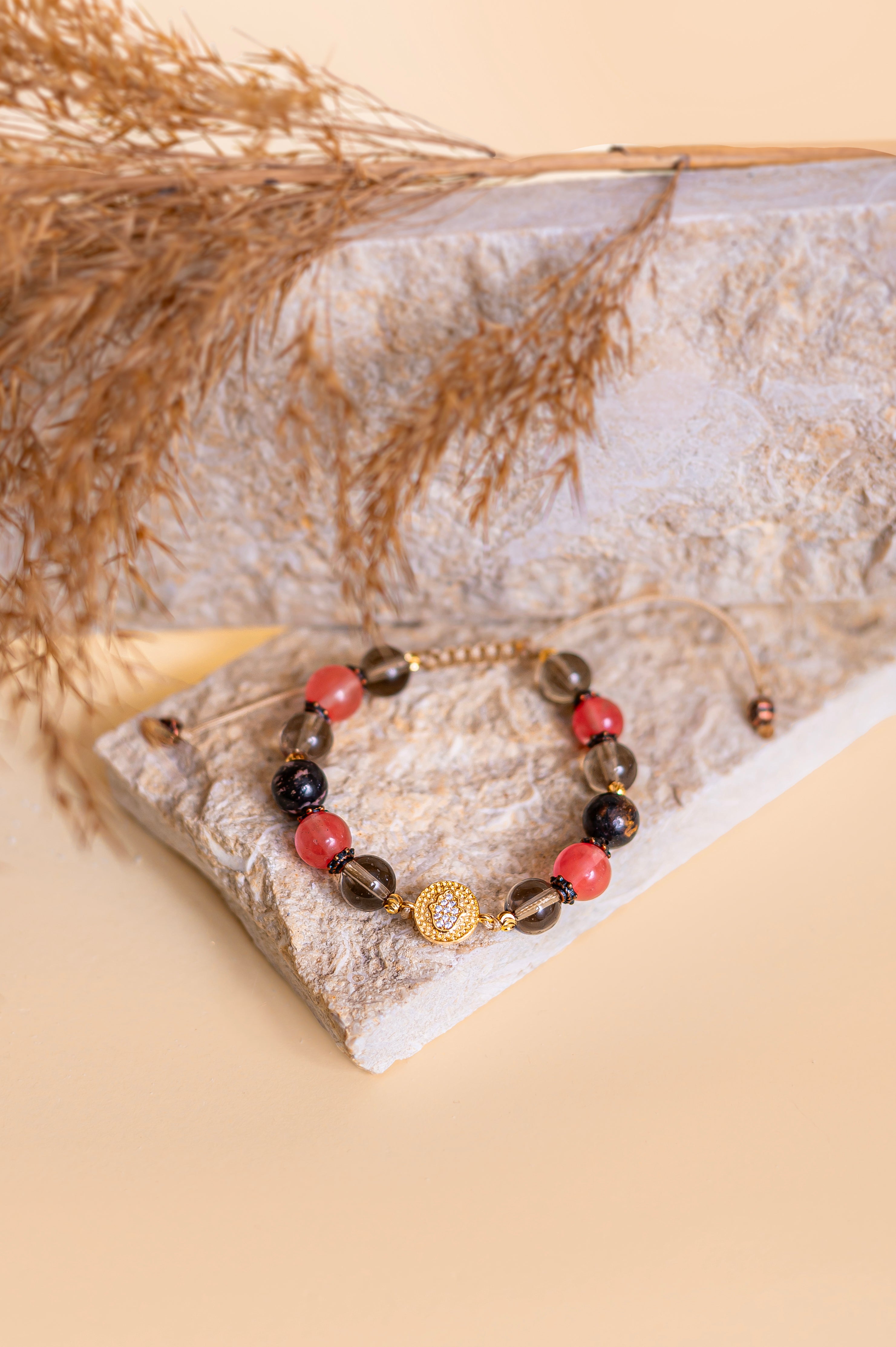 Гривна „Сияние и защита“ с опушен, черешов кварц и родонит