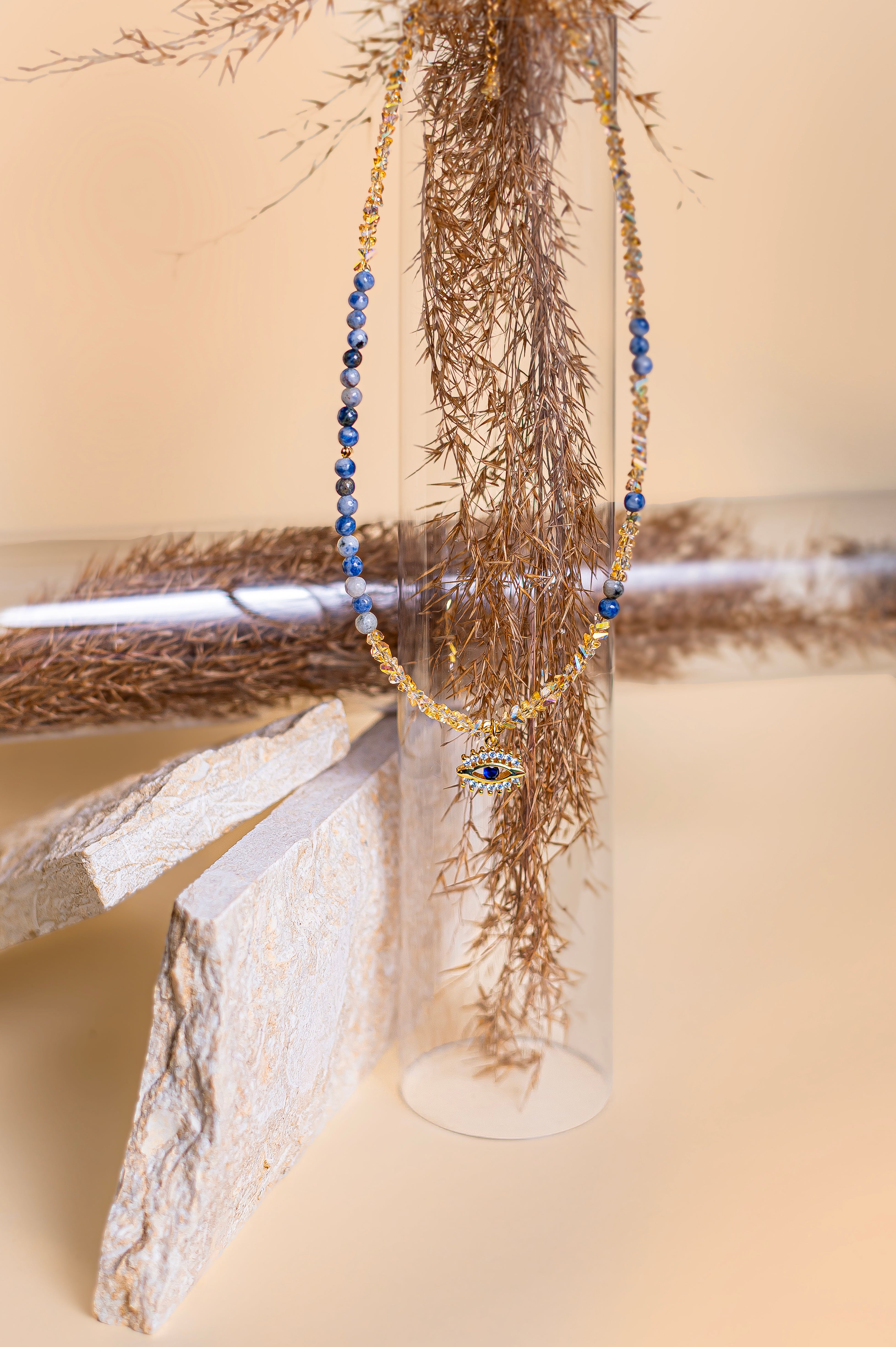 Колие „Окото на светлината“ със содалит и цирконий