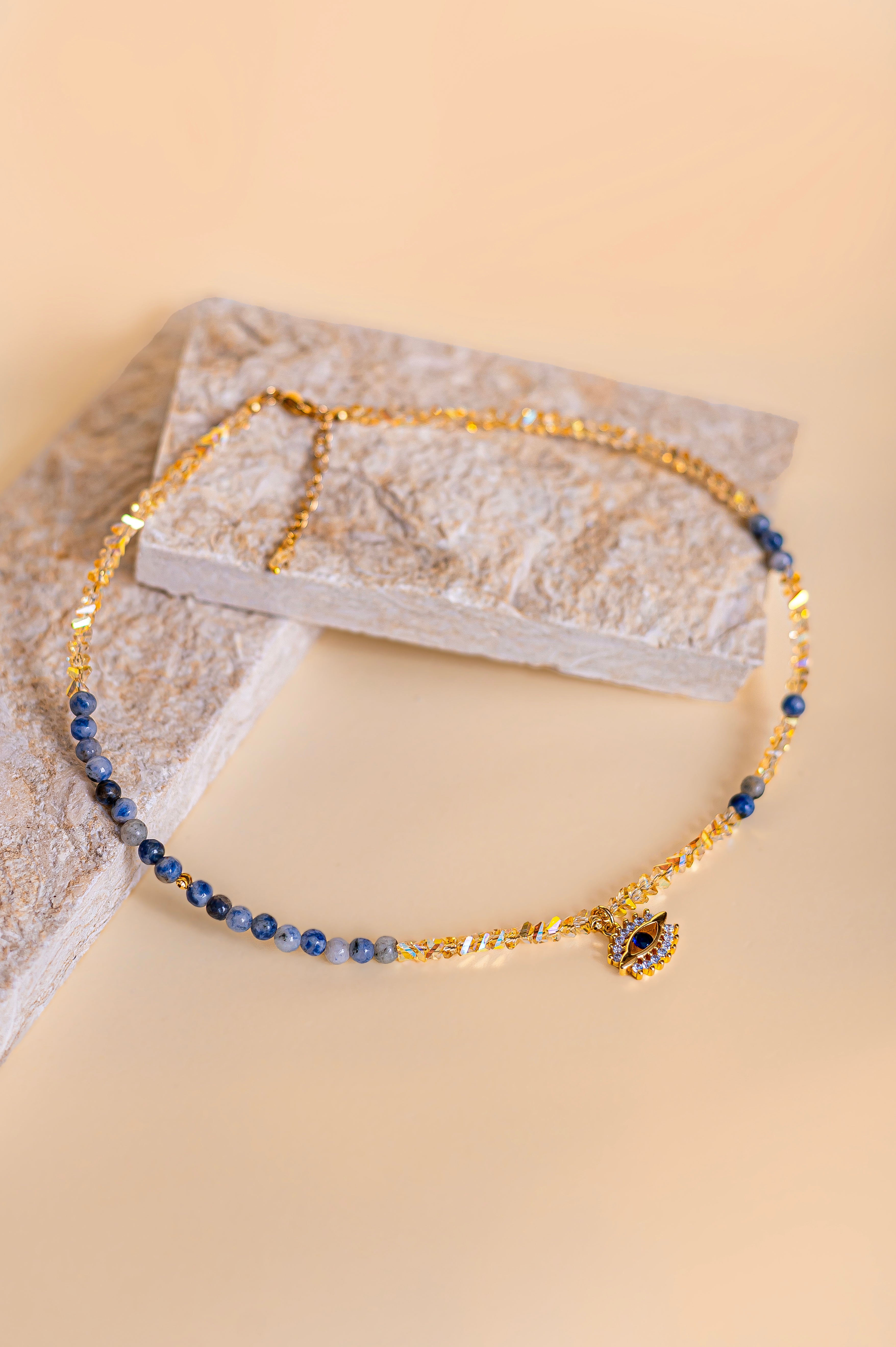 Колие „Окото на светлината“ със содалит и цирконий