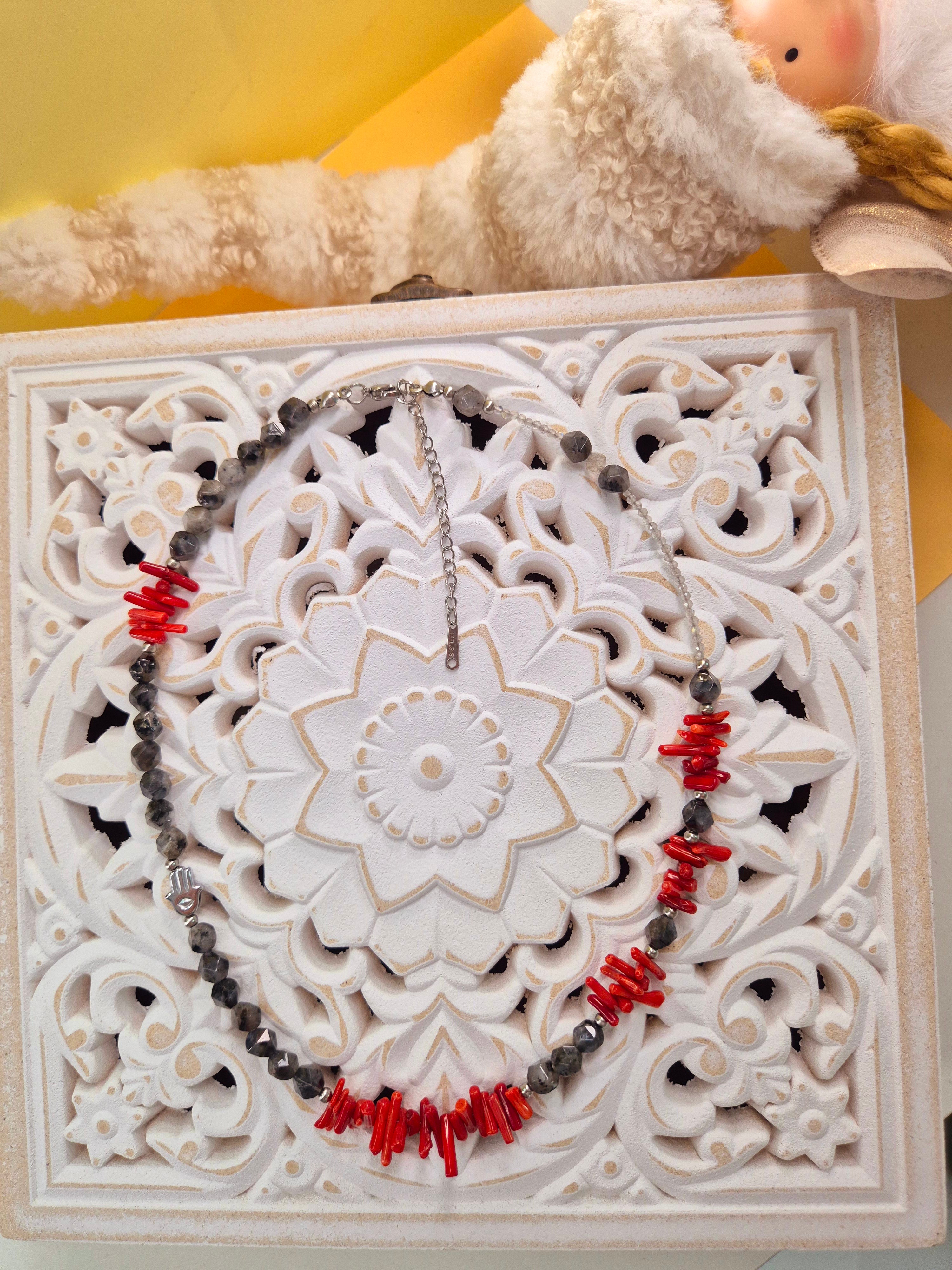 Колие „Пазителят“ с лабрадорит, корал и хематит