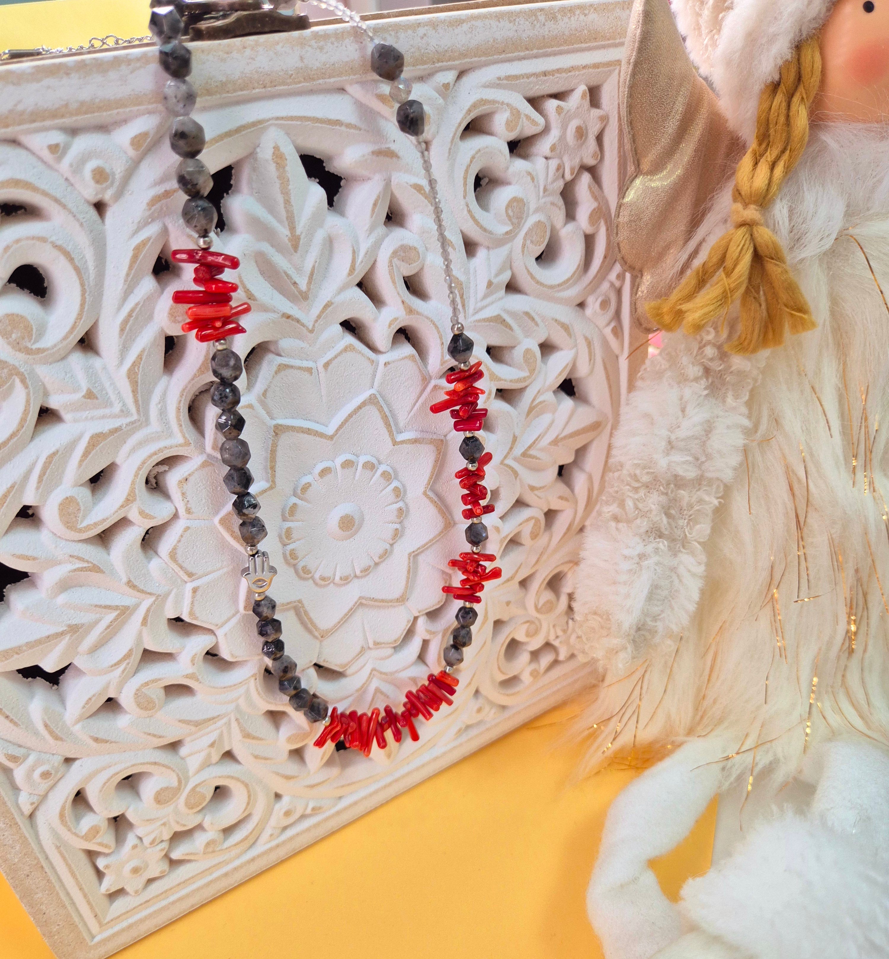 Колие „Пазителят“ с лабрадорит, корал и хематит