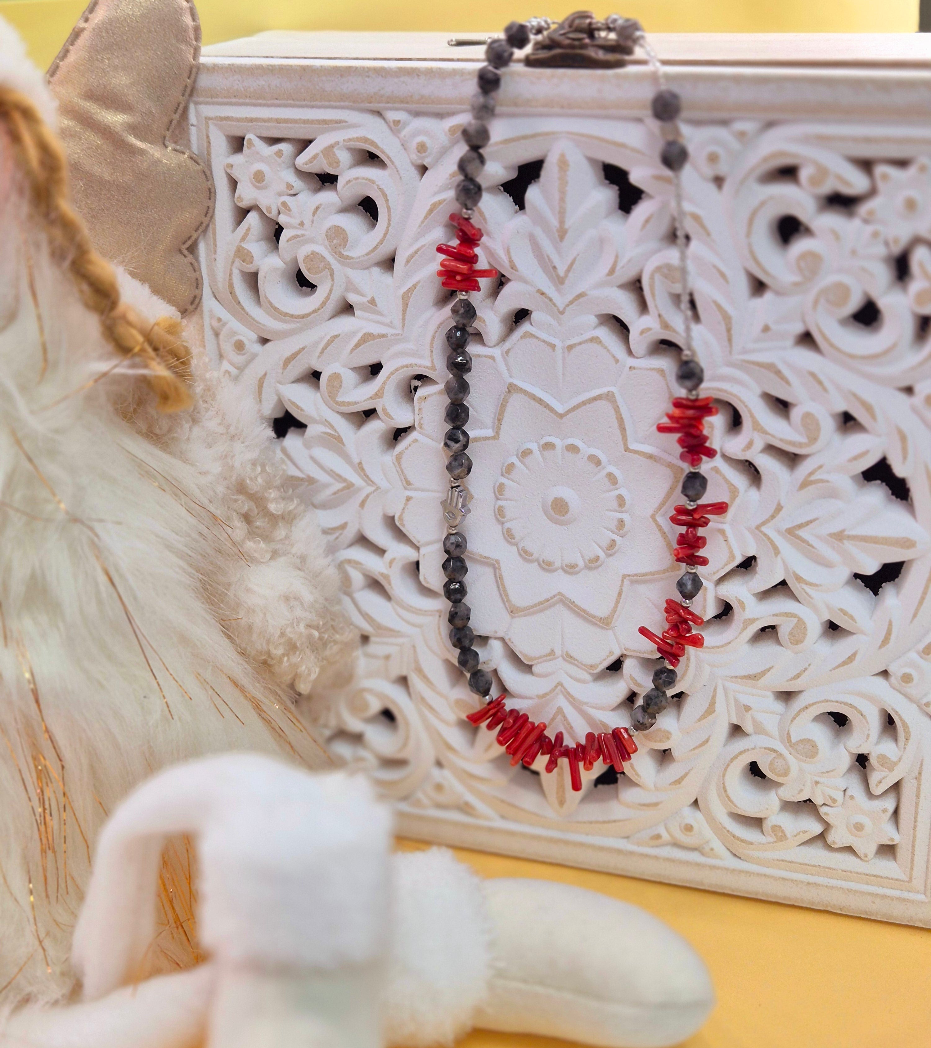 Колие „Пазителят“ с лабрадорит, корал и хематит