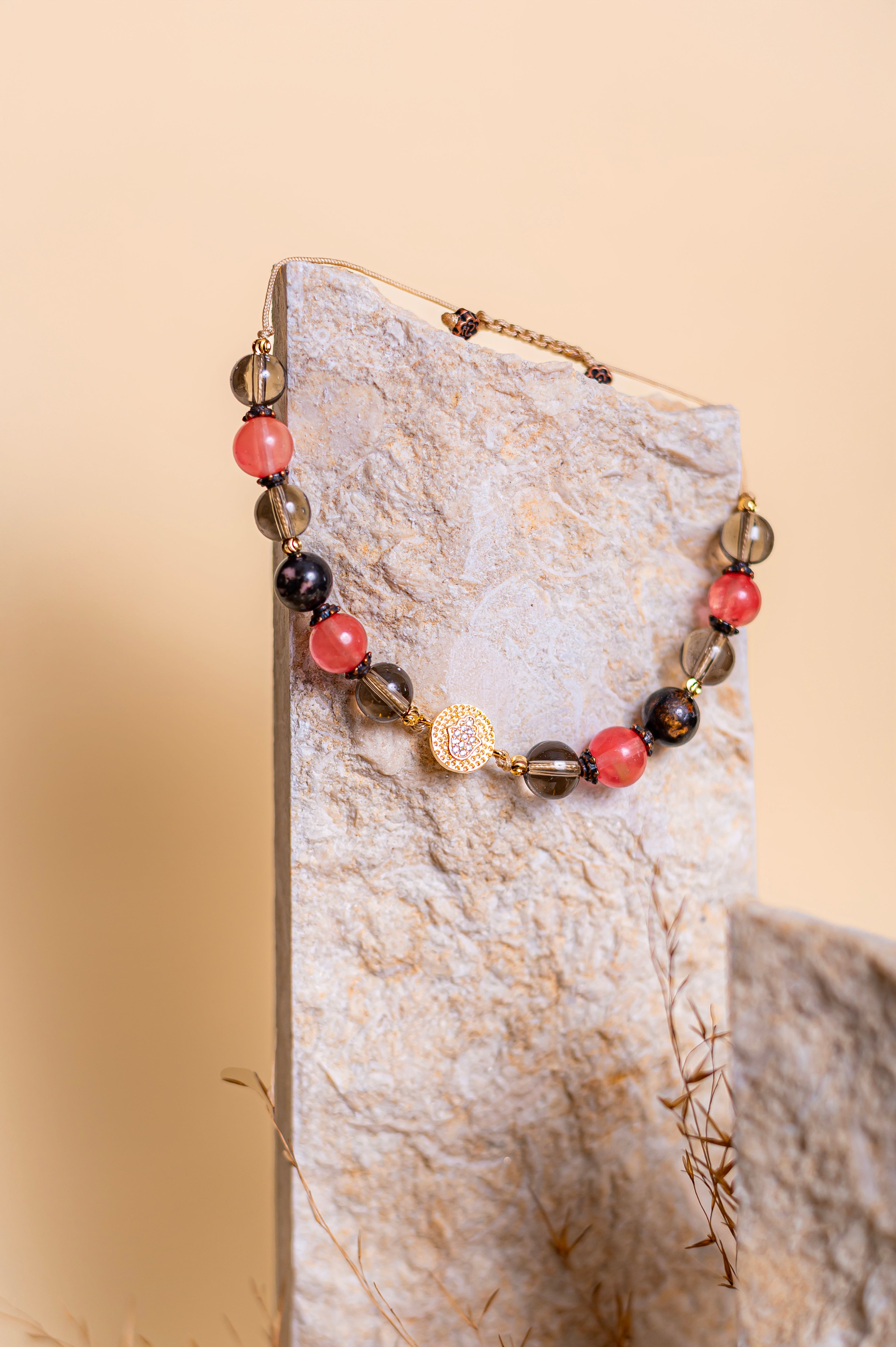 Гривна „Сияние и защита“ с опушен, черешов кварц и родонит