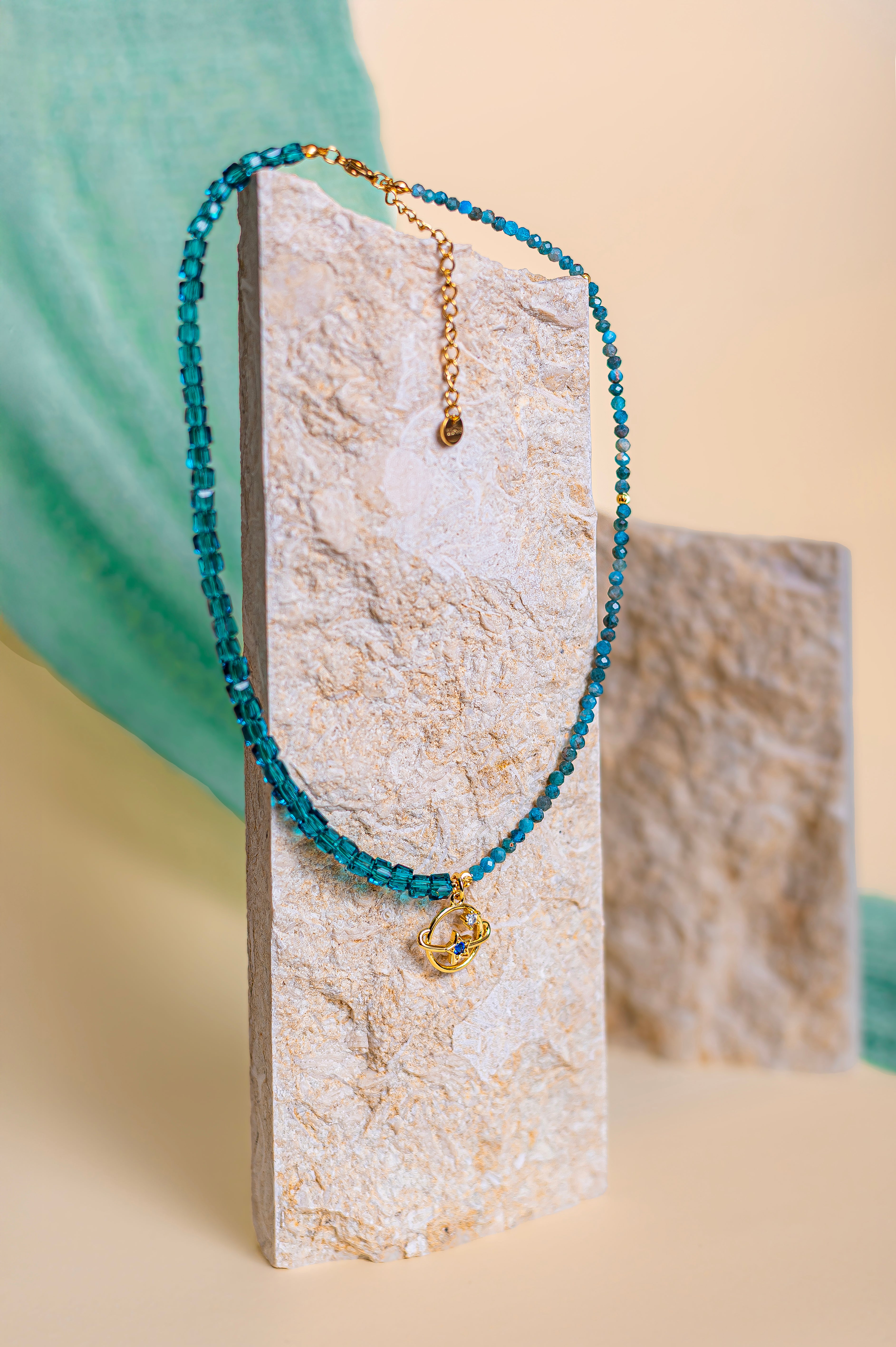 „Баланс и защита всеки ден“ - колие с апатит и символ Сатурн с цирконий