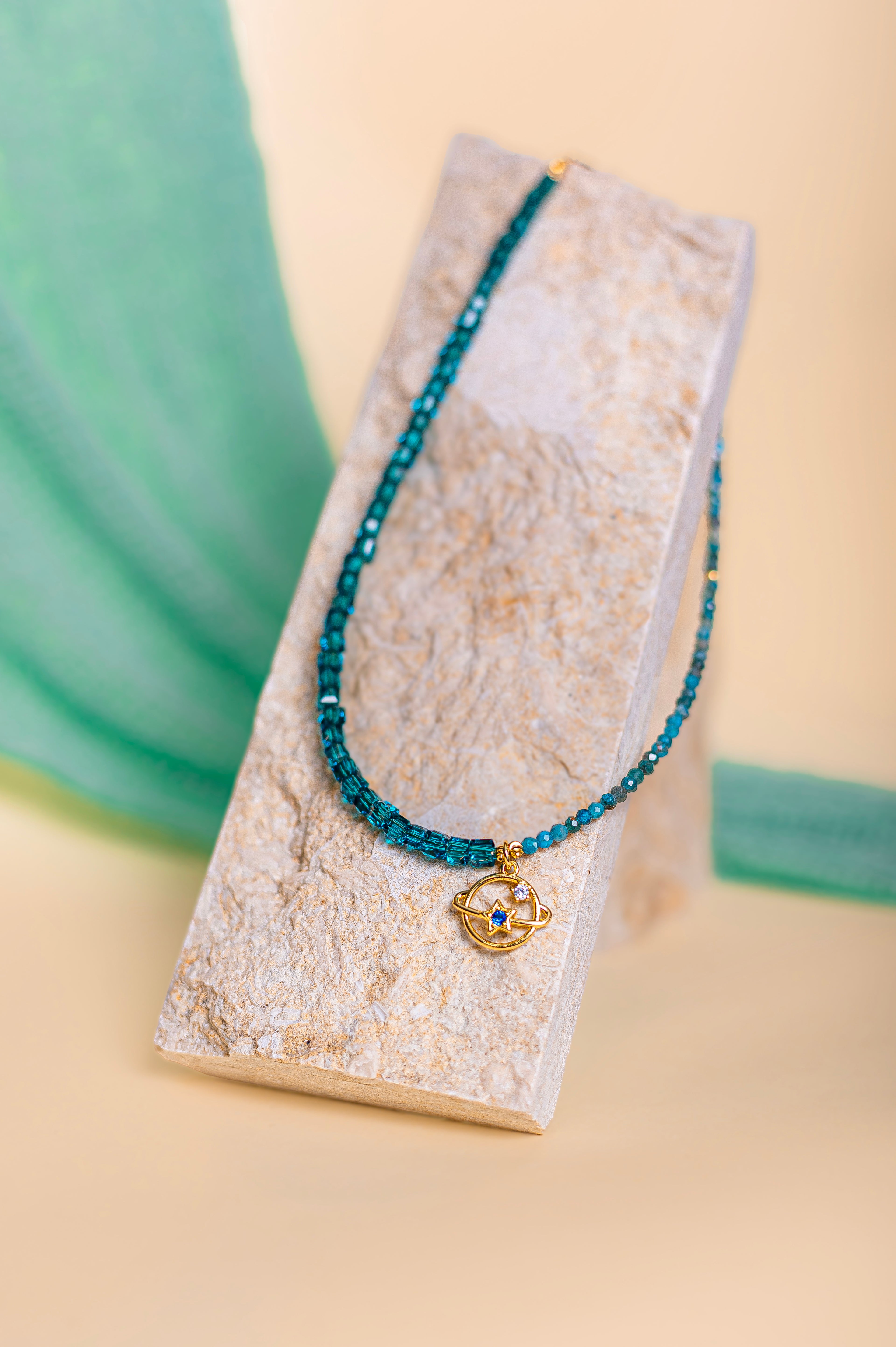 „Баланс и защита всеки ден“ - колие с апатит и символ Сатурн с цирконий