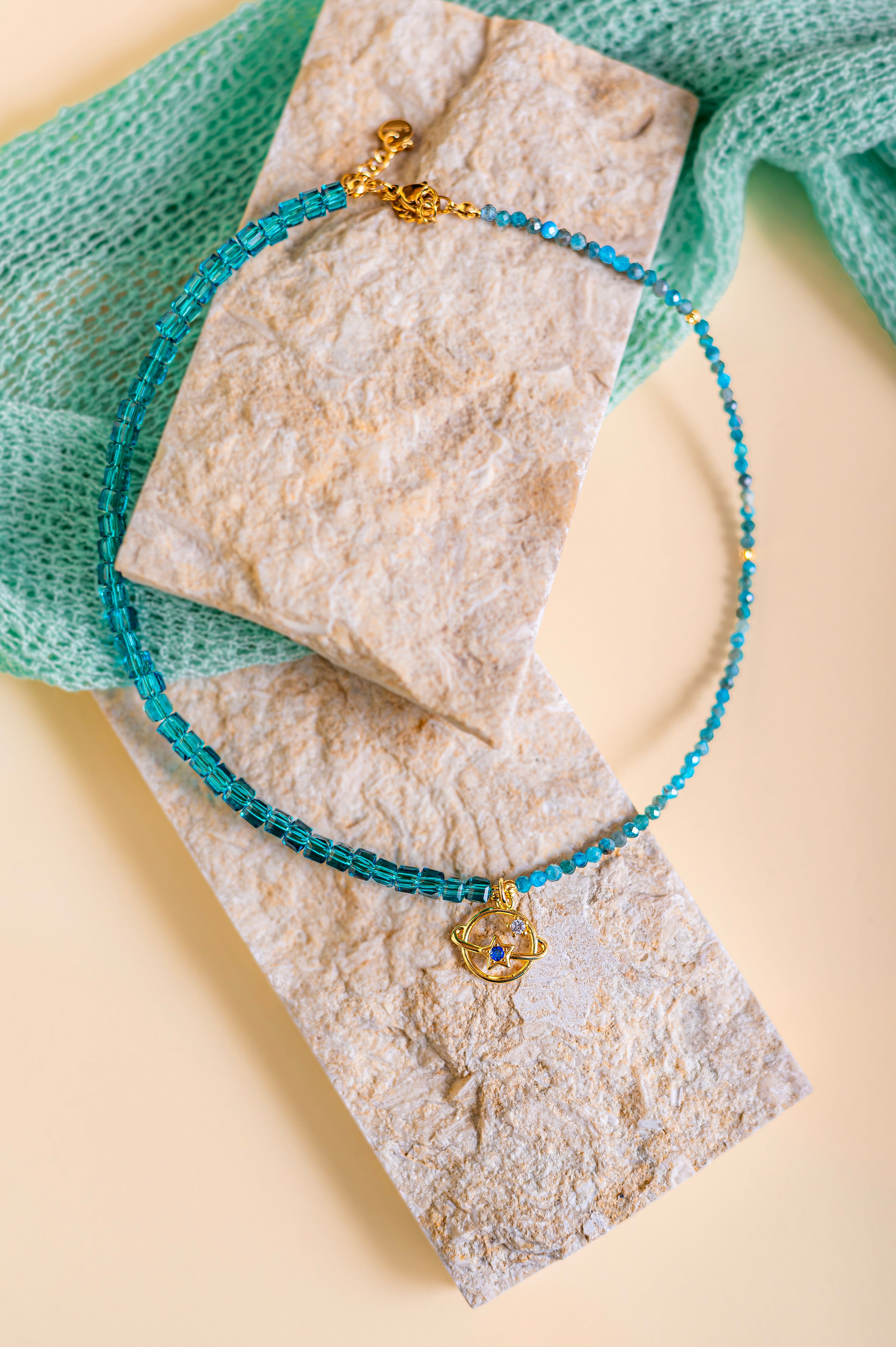 „Баланс и защита всеки ден“ - колие с апатит и символ Сатурн с цирконий