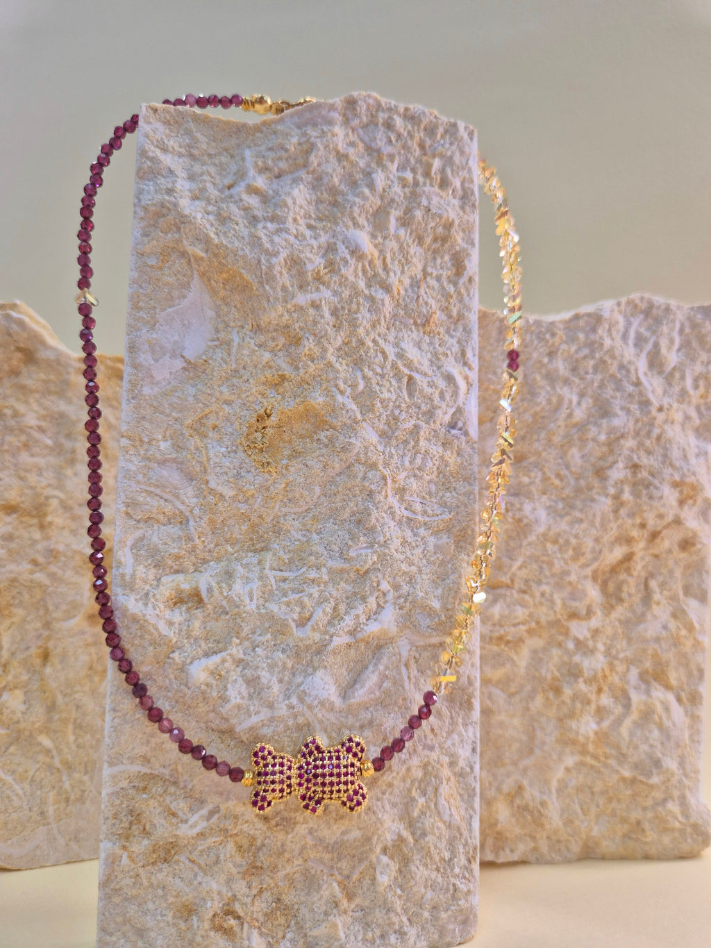 Късо колие „Смелостта в мен“ с гранат и кристали